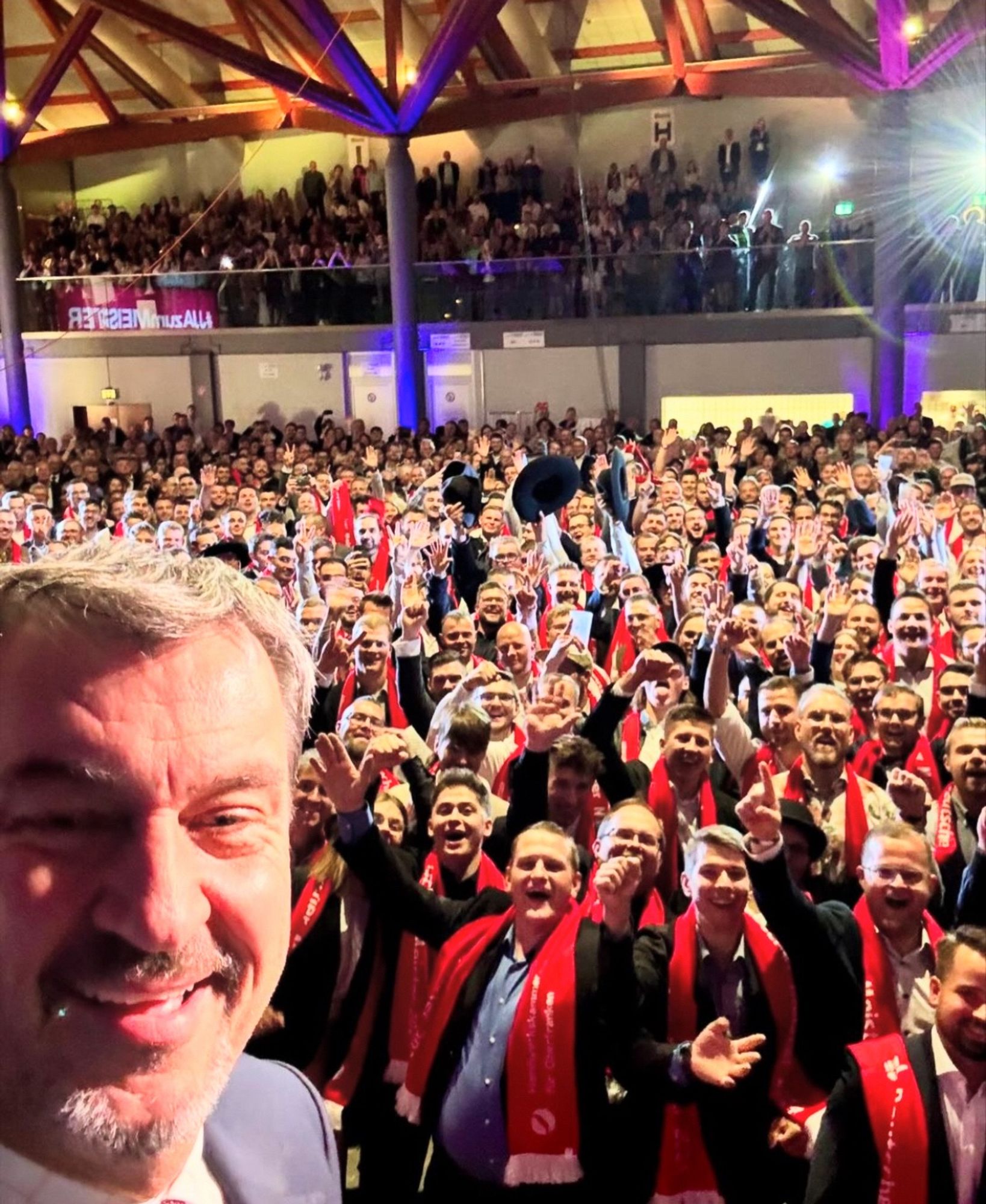 Markus Söder macht Selfie vor Publikum