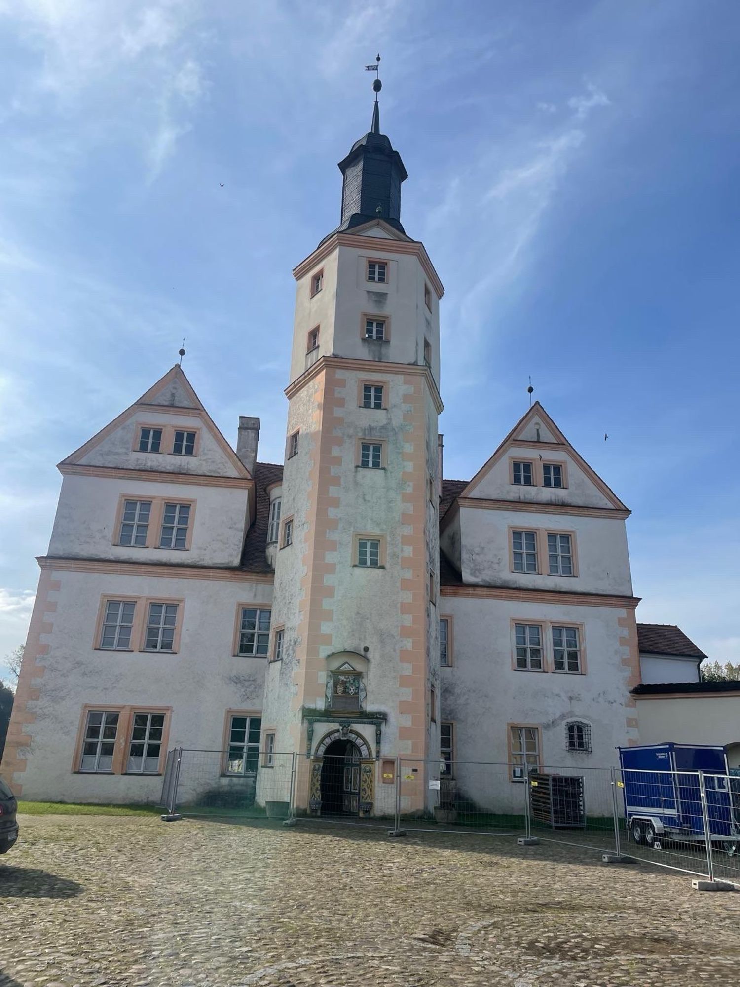 Foto einer Frontalansicht von Schloss Demerthin, eines Renaissance-Herrenhauses mit Turm.