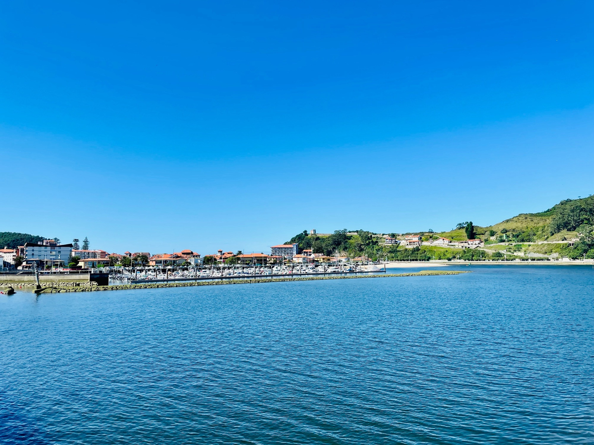 Santa Marina seafront of Ribadesella. It passes close to the ancient palaces and mansions of the “Indianos” who emigrated and built luxurious mansions that overlook the sea on their return.