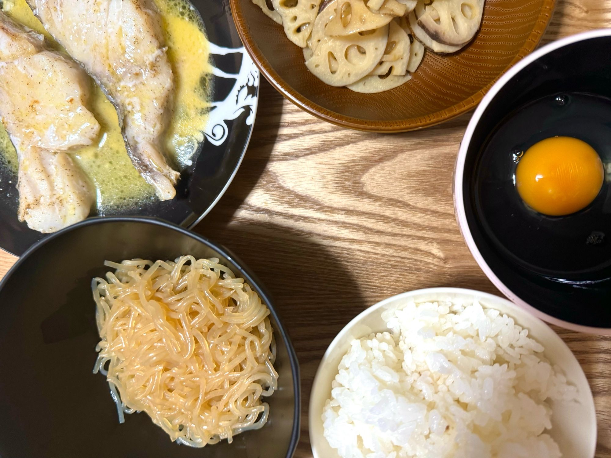 鱈レモンバター焼き
貧乏すき焼き
生卵
蓮根のきんぴら
白米