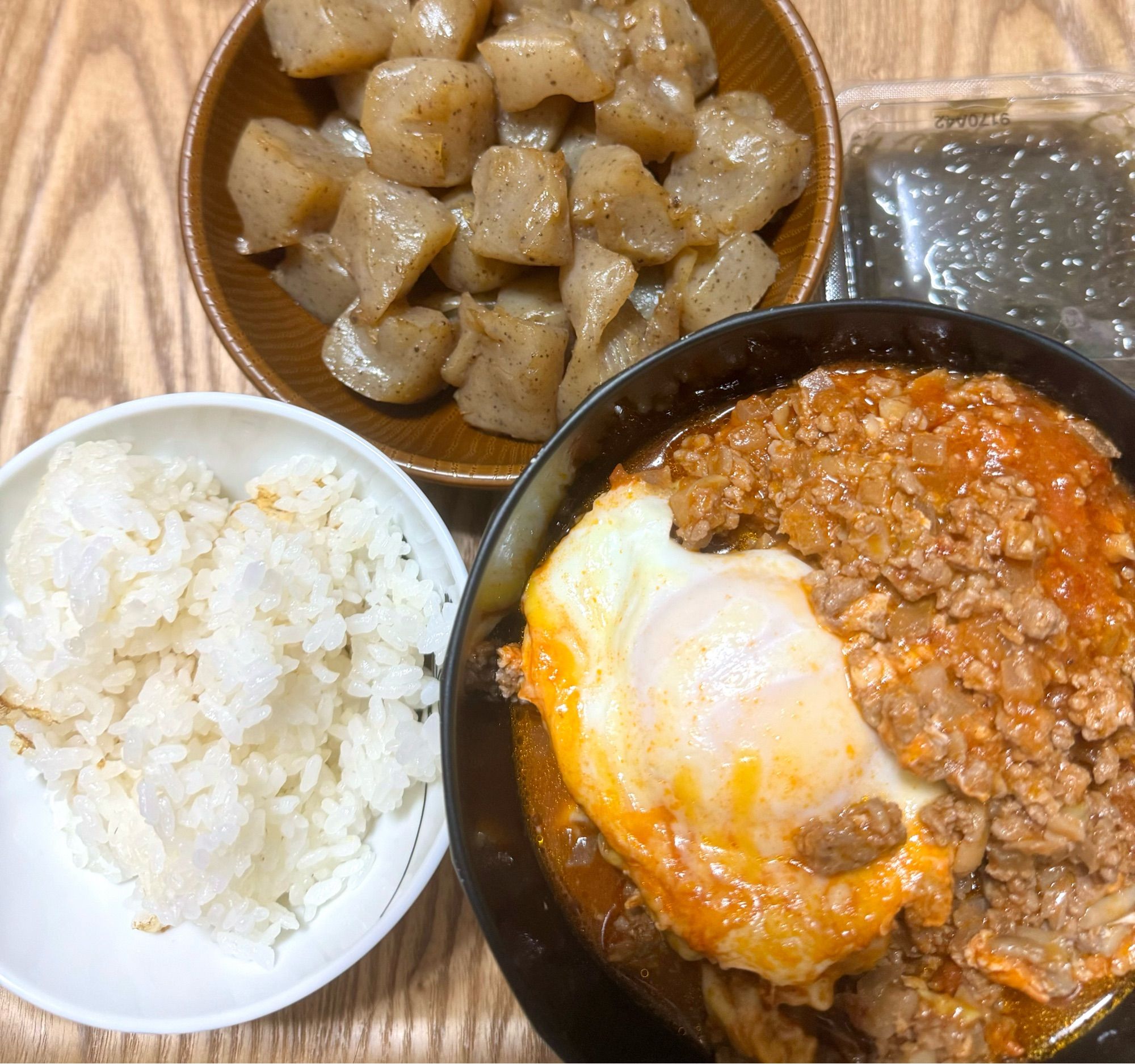 こんにゃく炒め煮
ミートパトラ
もずく酢
白米