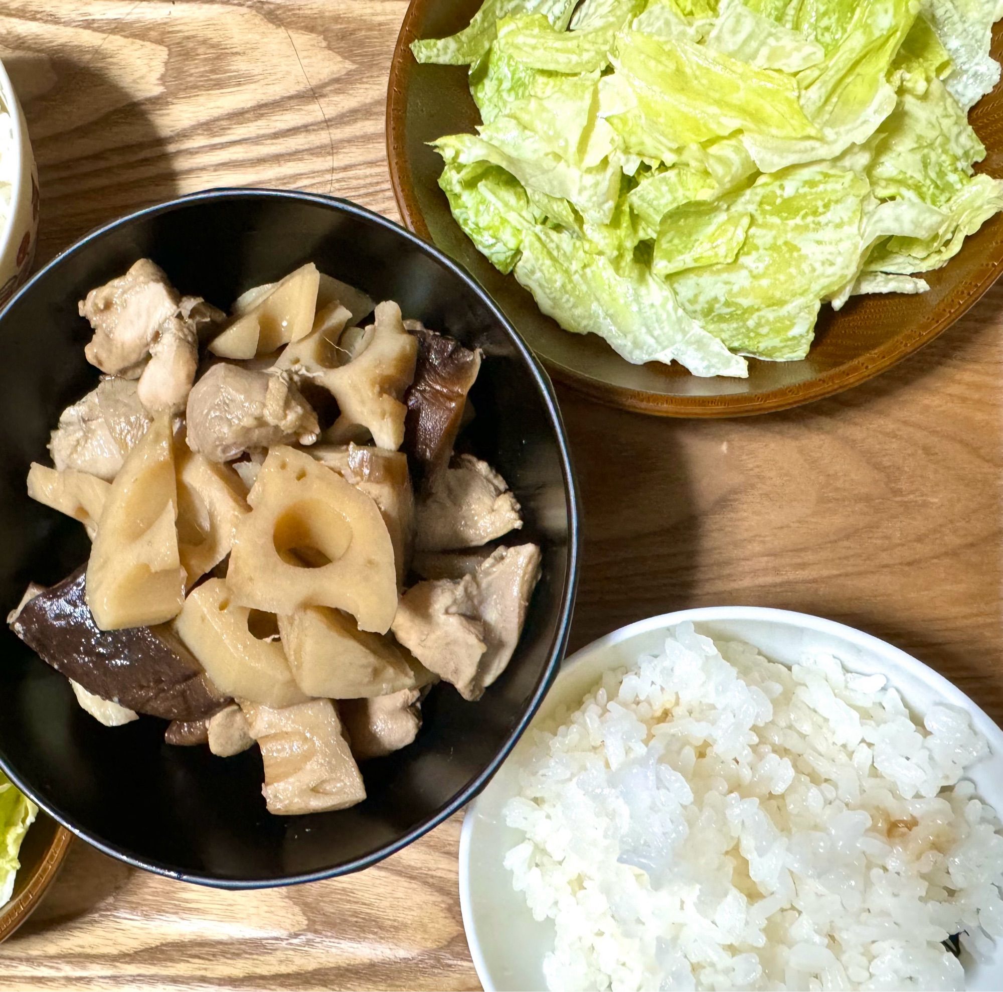 鶏ももと蓮根と干し椎茸の煮物
シーザーサラダ風
白米