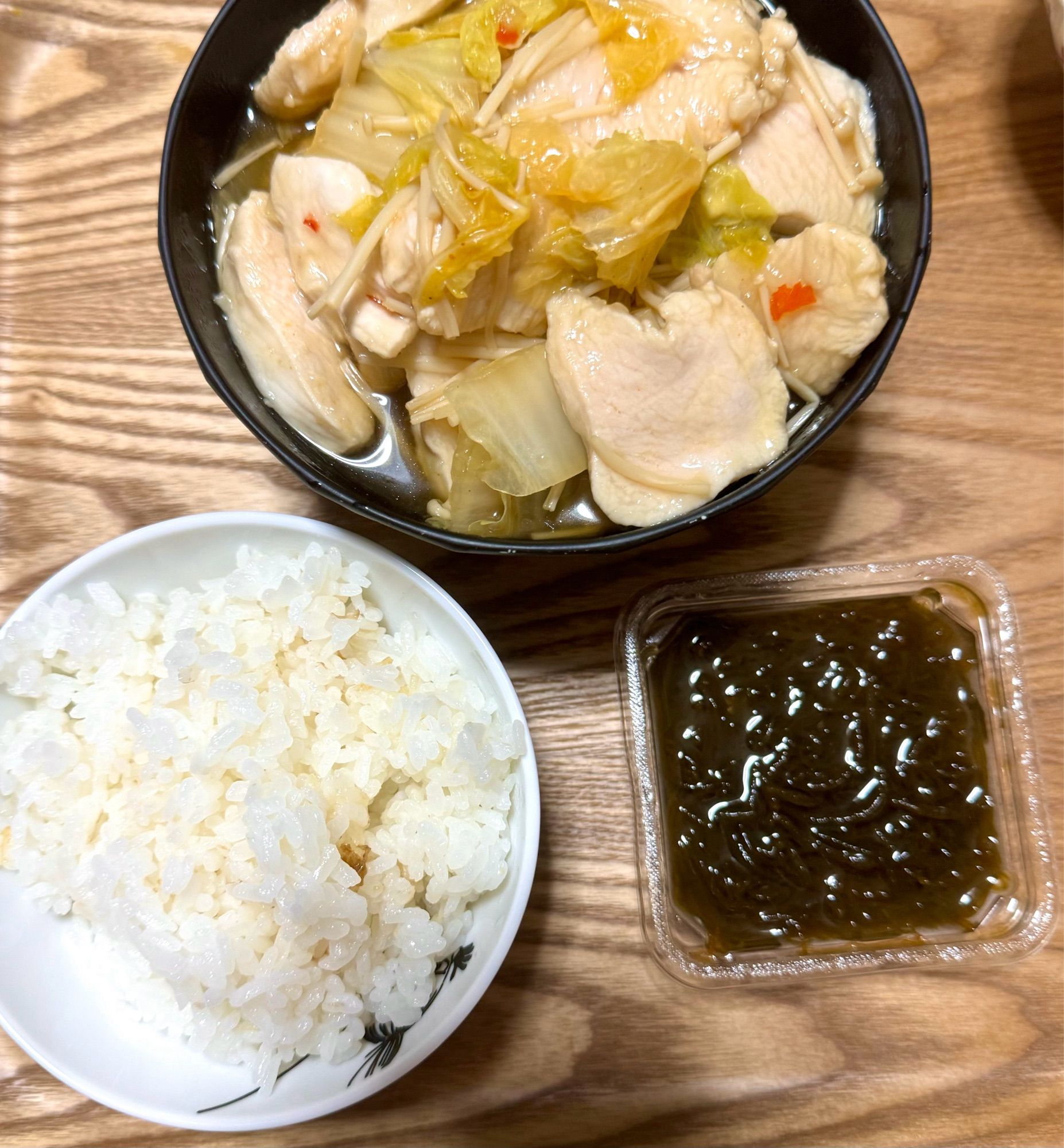 白菜ときのこ、鶏胸肉の豆板醤煮
もずく酢
白米