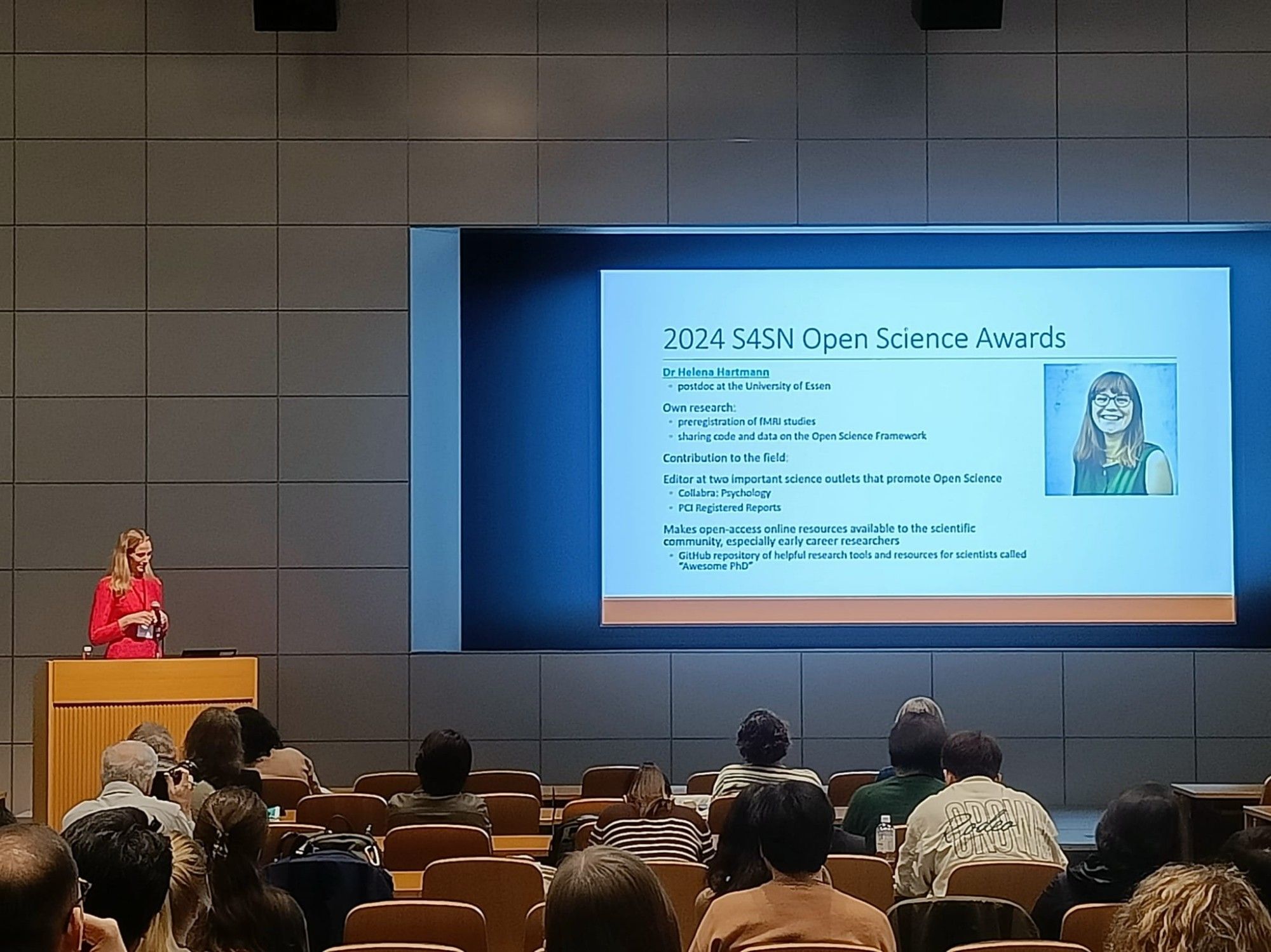 Siri Leknes presenting myself as the winner of the open and reproducible science award.