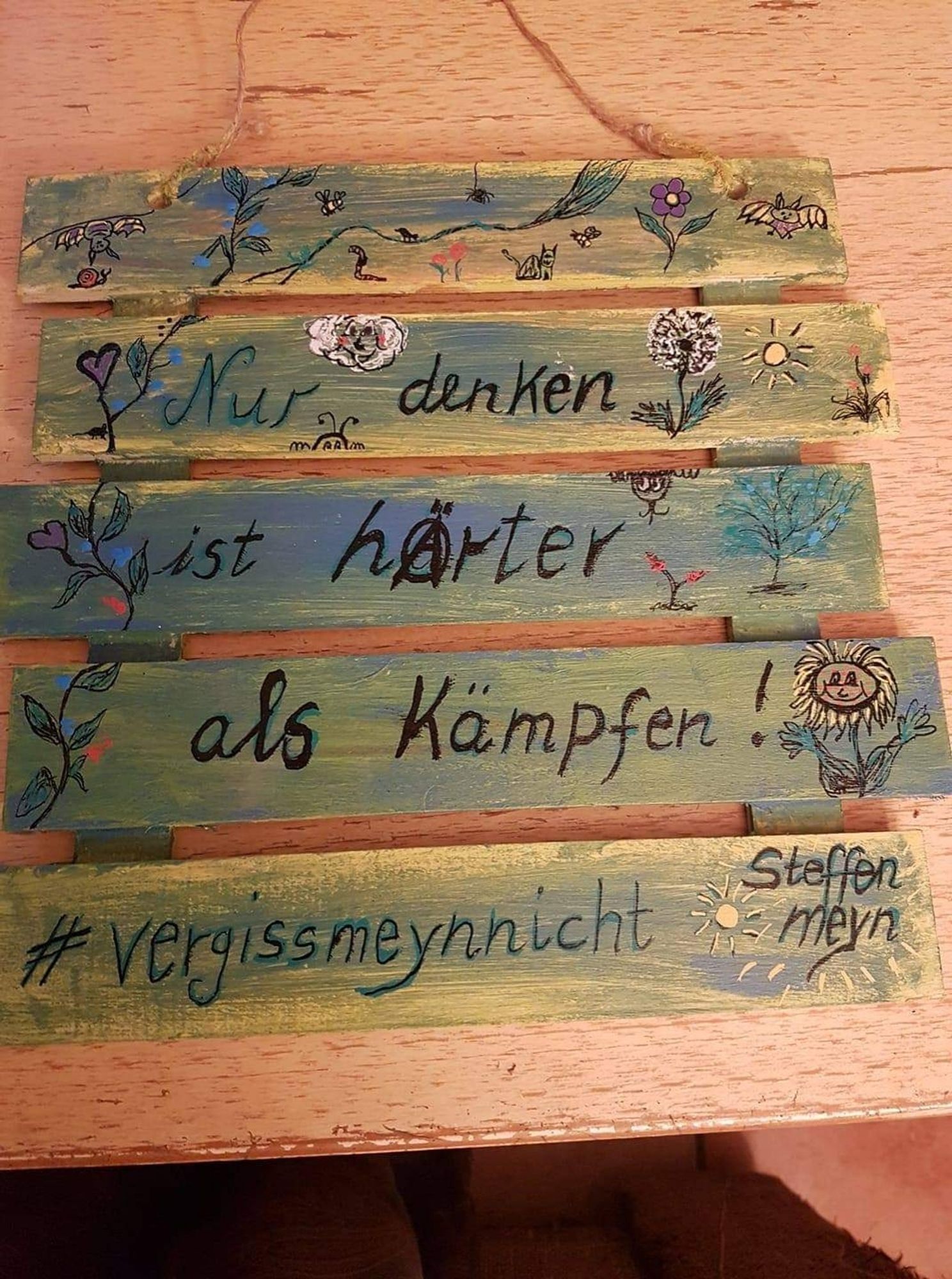 Buntes Holzschild: Nur denken ist härter als Kämpfen!