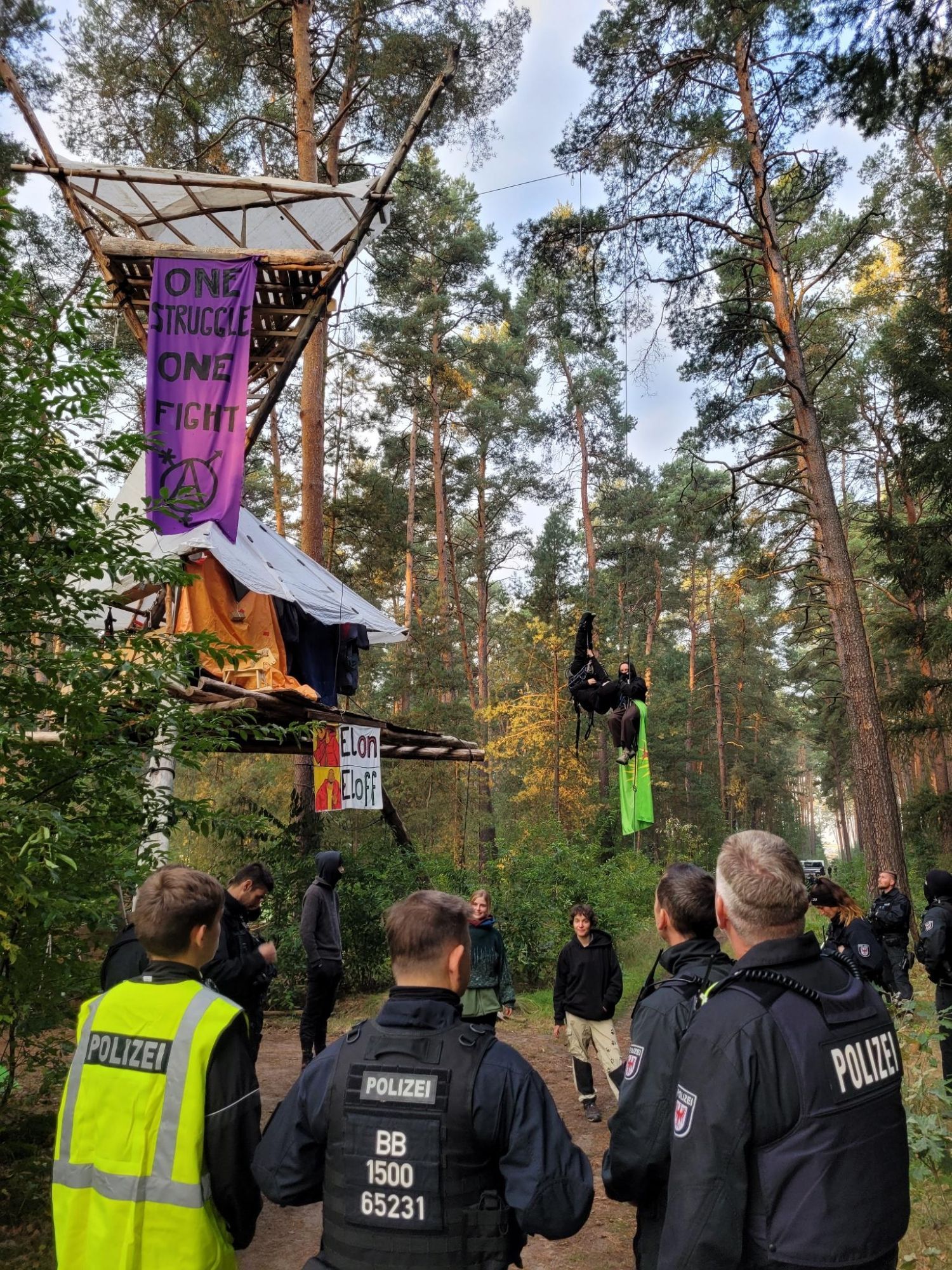 Cops und Menschen im Wald