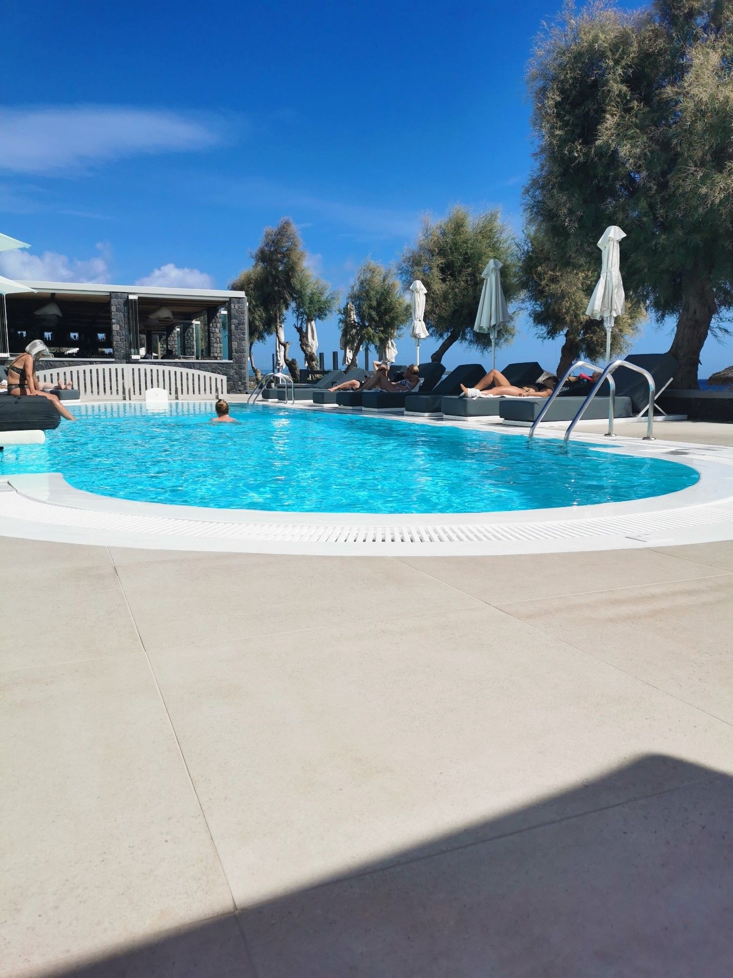 Pool mit blauen Himmel