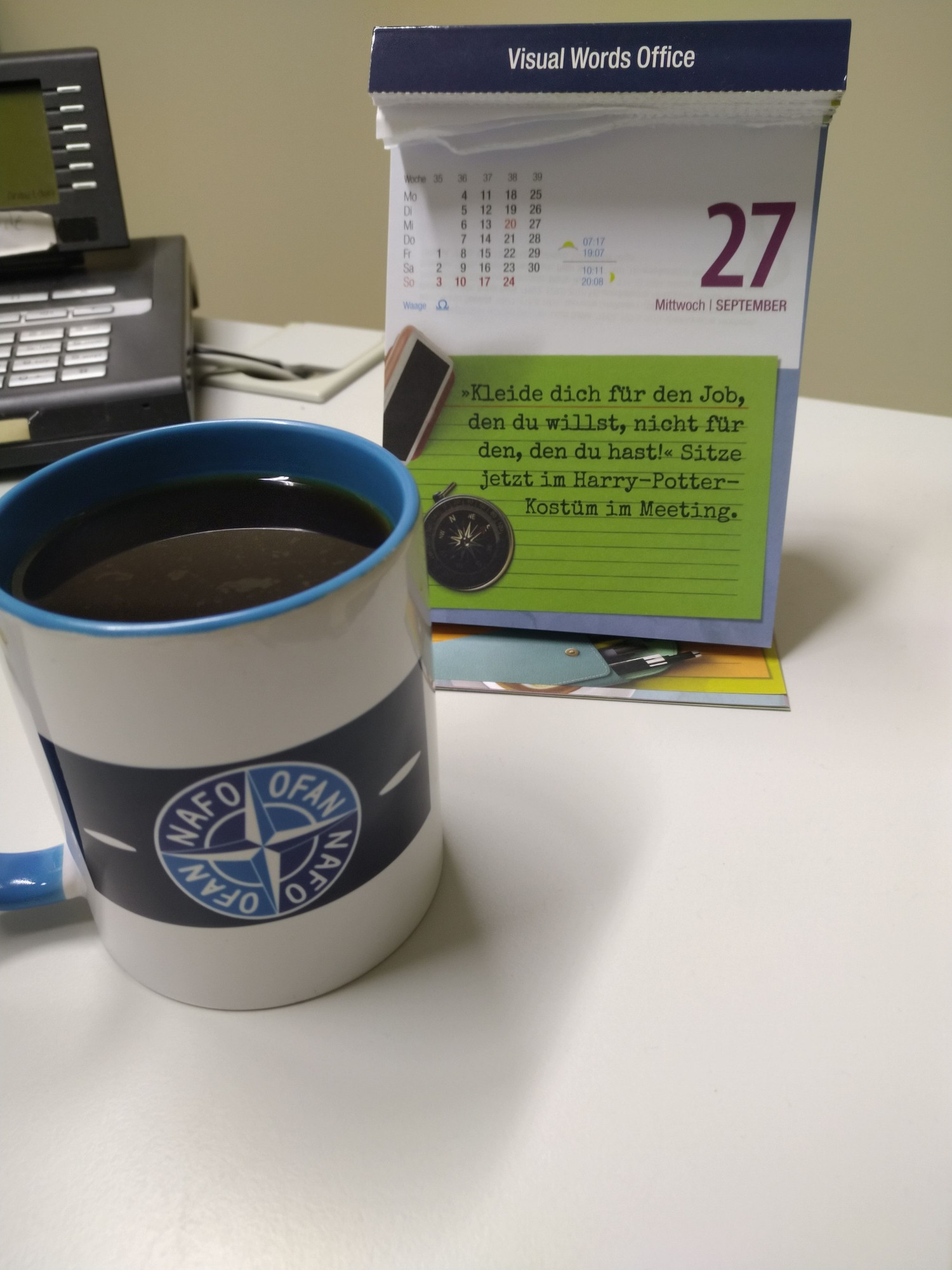 Tasse mit Kalenderblatt "Kleide Dich für den Job den Du willst, nicht für den, den Du hast"