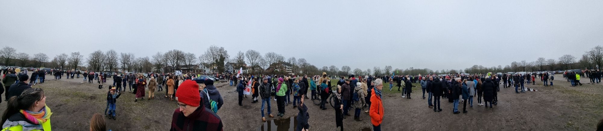 Panoramabild der Demonstration gegen Rechtsextramismus in Itzehoe