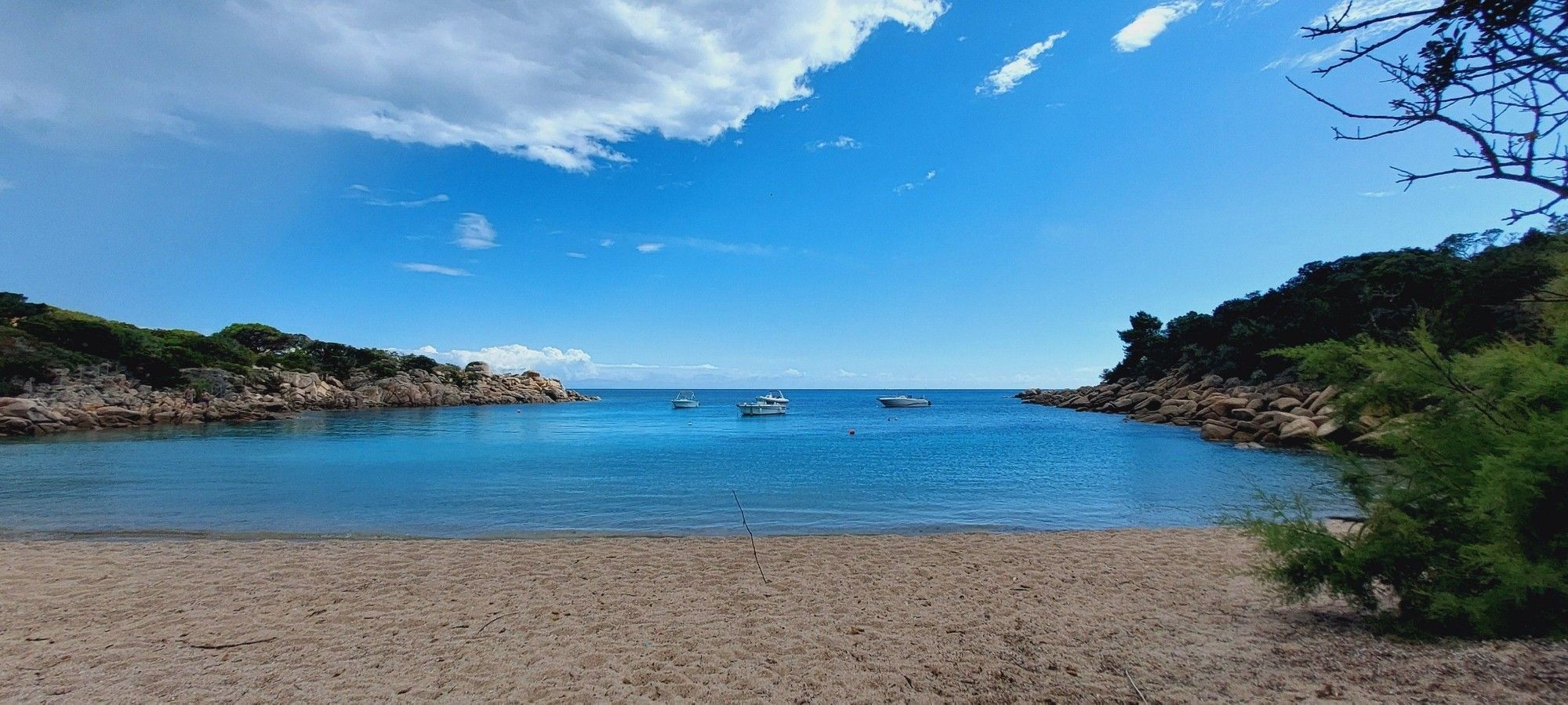 Kleiner Sand/Kies Strand, Macchia müsste
Küste, blauer Himmel, weiße Wolken