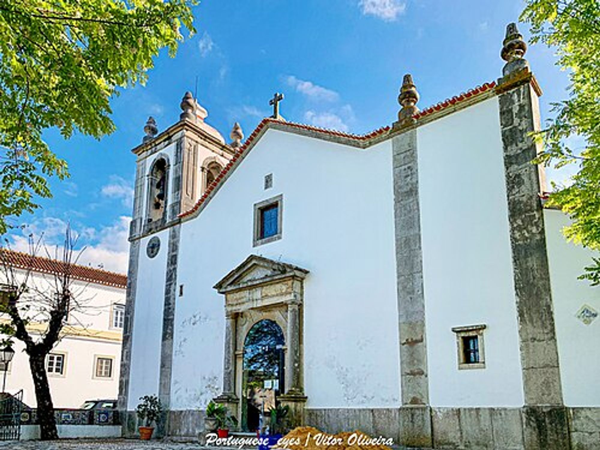 An image of Igreja de São Simão from Wikipedia
<a href="https://commons.wikimedia.org/wiki/File:Igreja_de_S%C3%A3o_Sim%C3%A3o_-_Vila_Fresca_de_Azeit%C3%A3o_-_Portugal_(51597981925).jpg">Image</a> licensed under <a href="https://creativecommons.org/licenses/by-sa/2.0" >CC BY-SA 2.0</a? by <a rel="nofollow" class="external text" href="https://www.flickr.com/people/21446942@N00">Vitor Oliveira</a> from Torres Vedras, PORTUGAL