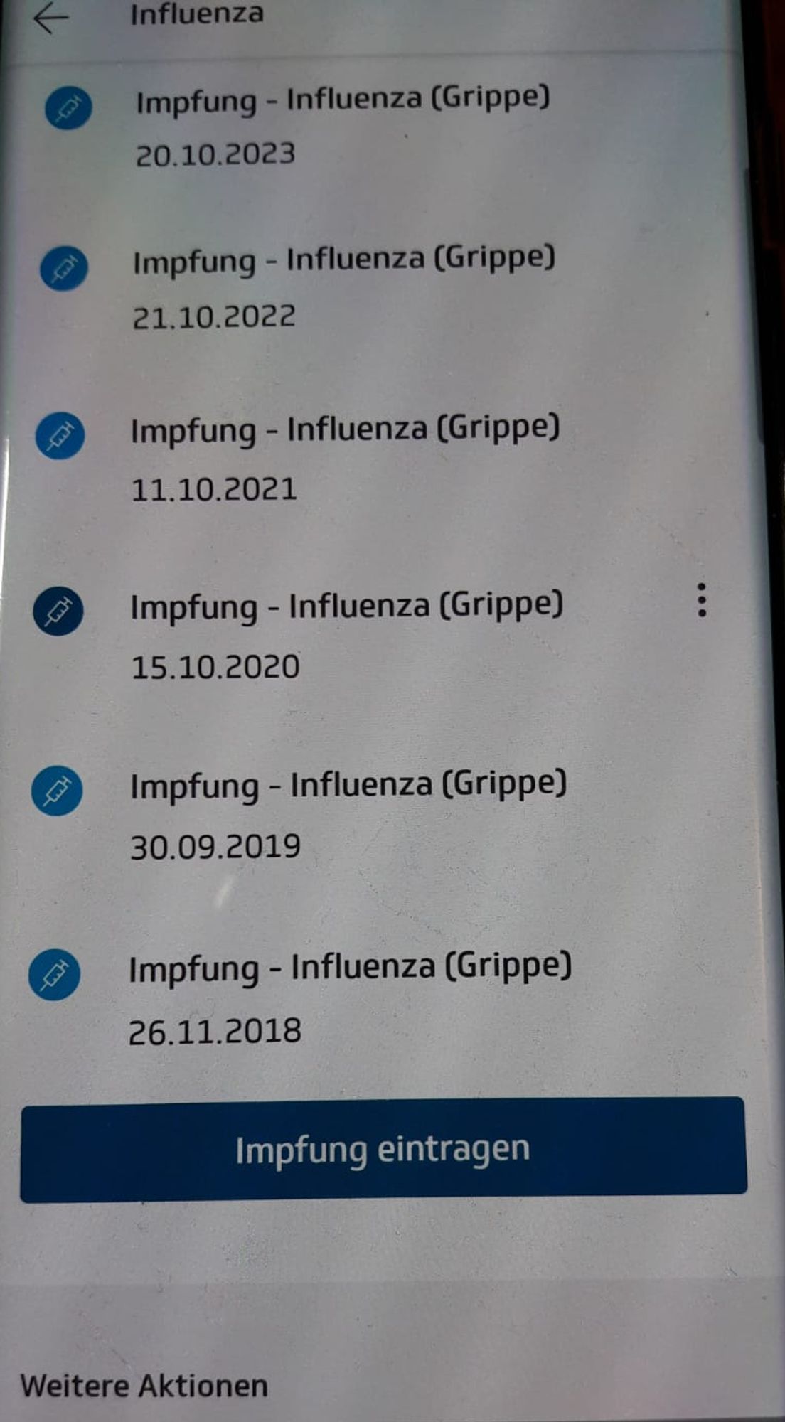 6 Grippeimpfungen mit Datum. Bei einem Eintrag ist das Spritzensymbol dunkelblau und rechts gibt es drei Punkte, mit denen man bearbeiten kann.
Bei den anderen Einträgen ist das Spritzensymbol in einem helleren blau und die 3 Punkte fehlen.
Ganz unten gibt es ein Feld "Impfung eintragen".