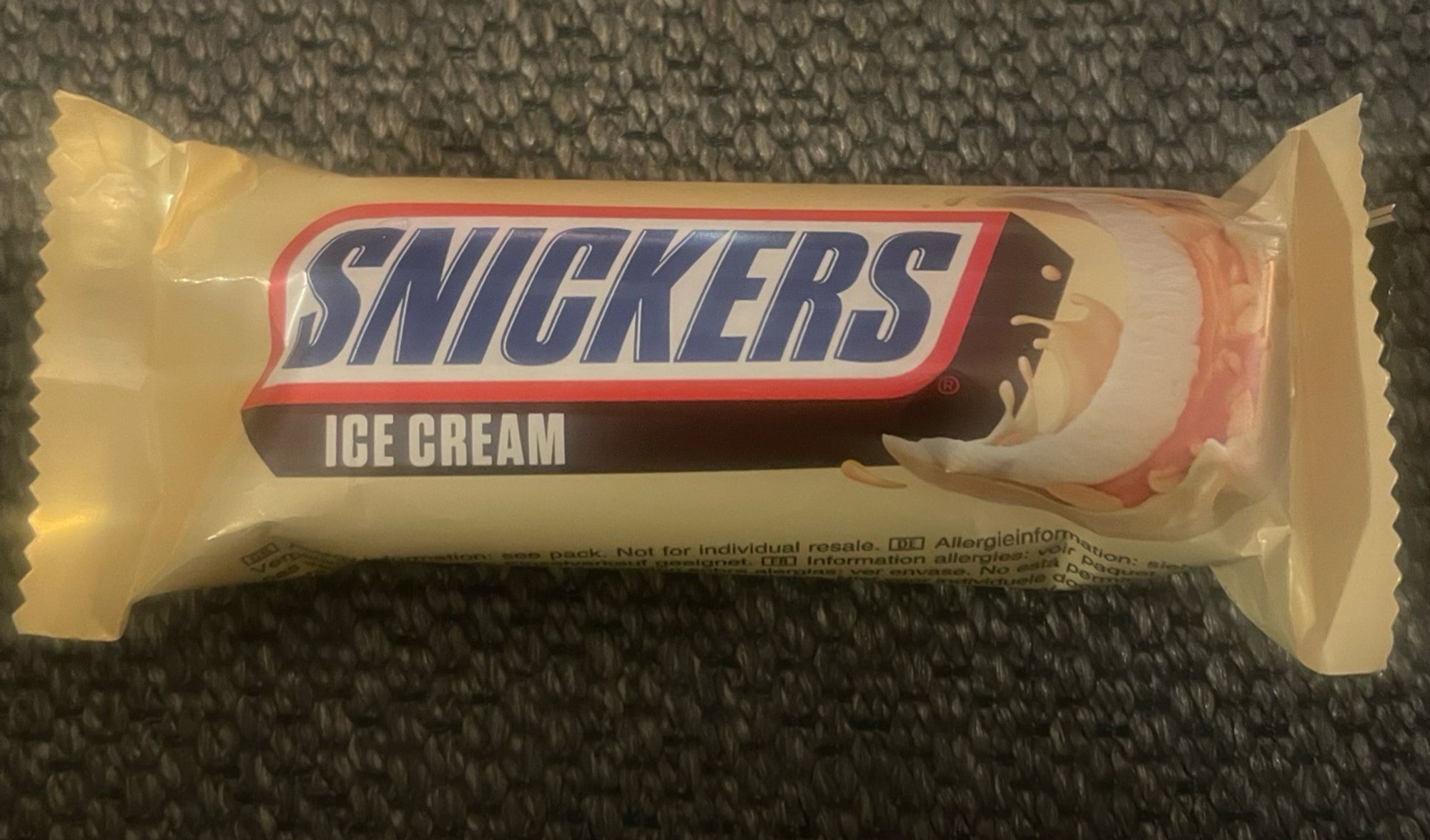 Ein eingepackter Snickers white Eiscreme Riegel