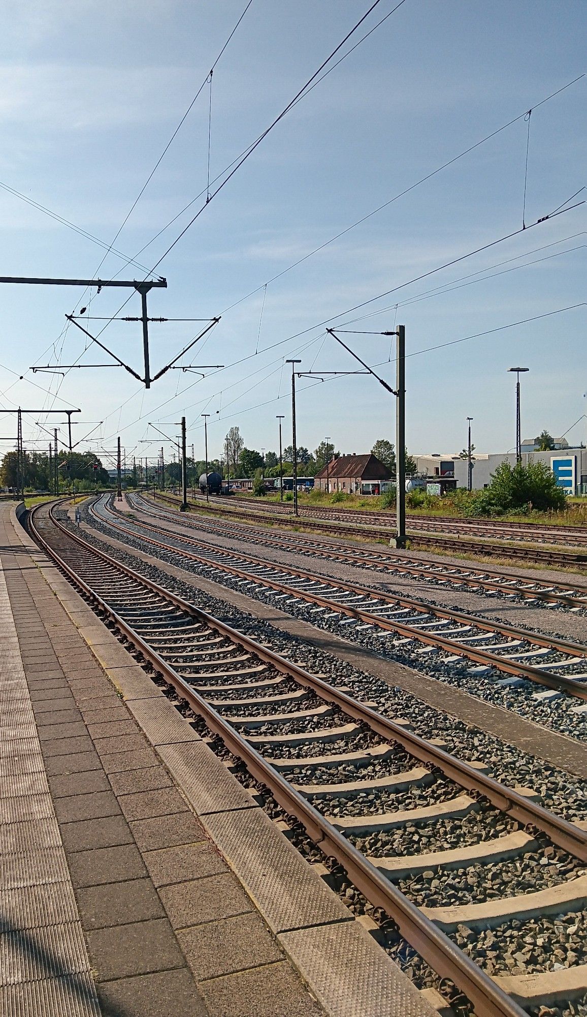 Eisenbahnschienen mit einer Rechtskurve am Horizont