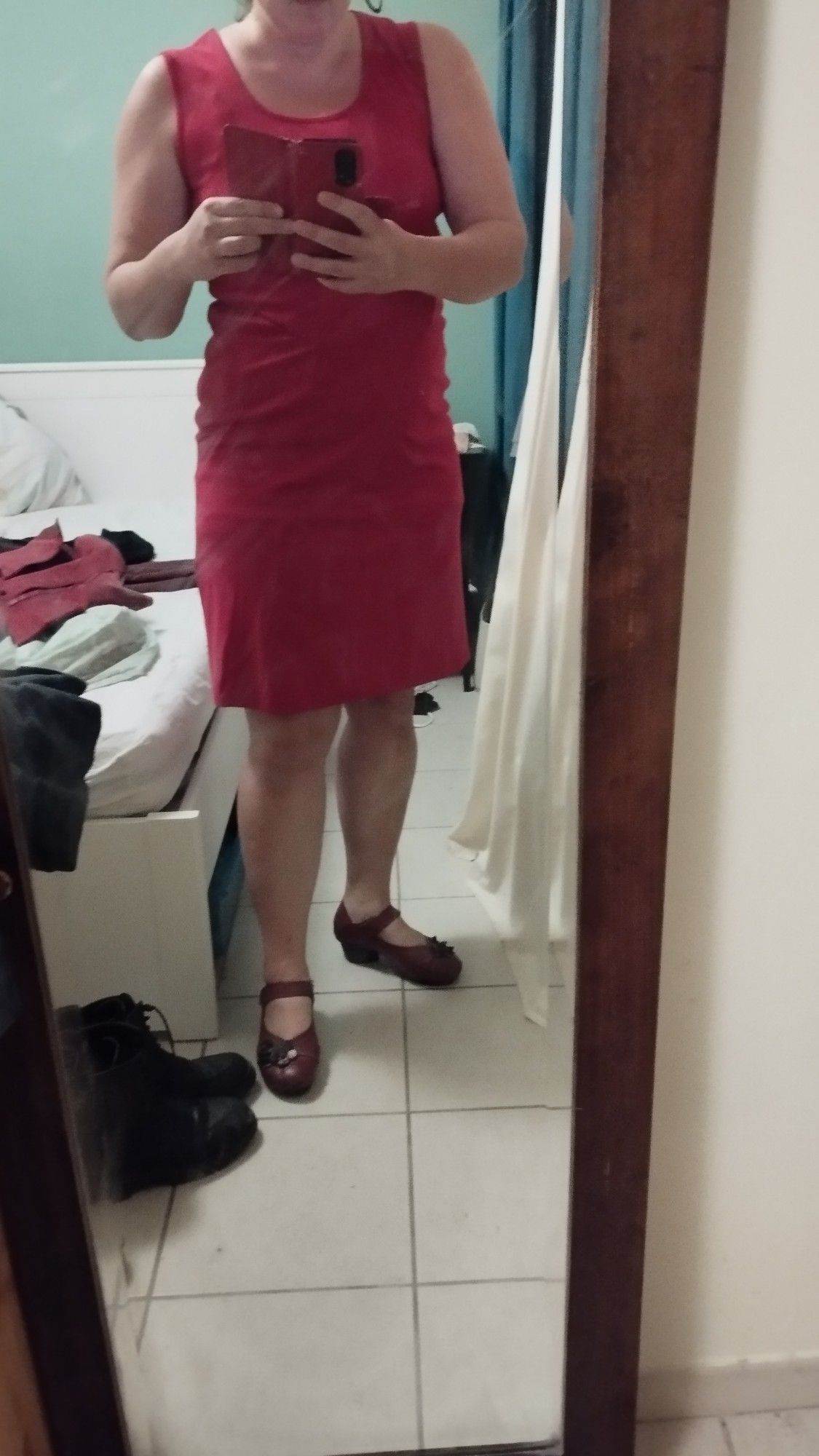 Moi avec la même robe rouge mais des petites chaussures rouges avec un peu de talons et des fleurs dessus