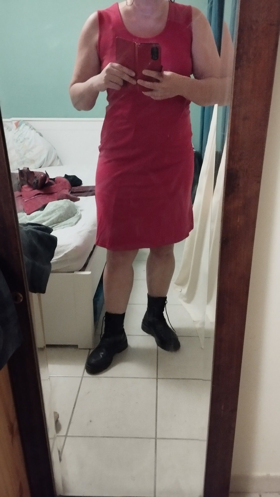 Moi en robe rouge avec des bottines noires à lacets