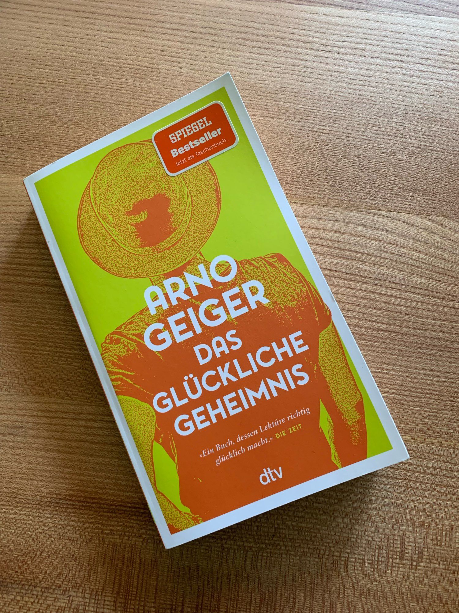 Das Buch „Das glückliche Geheimnis“ von Arno Geiger.