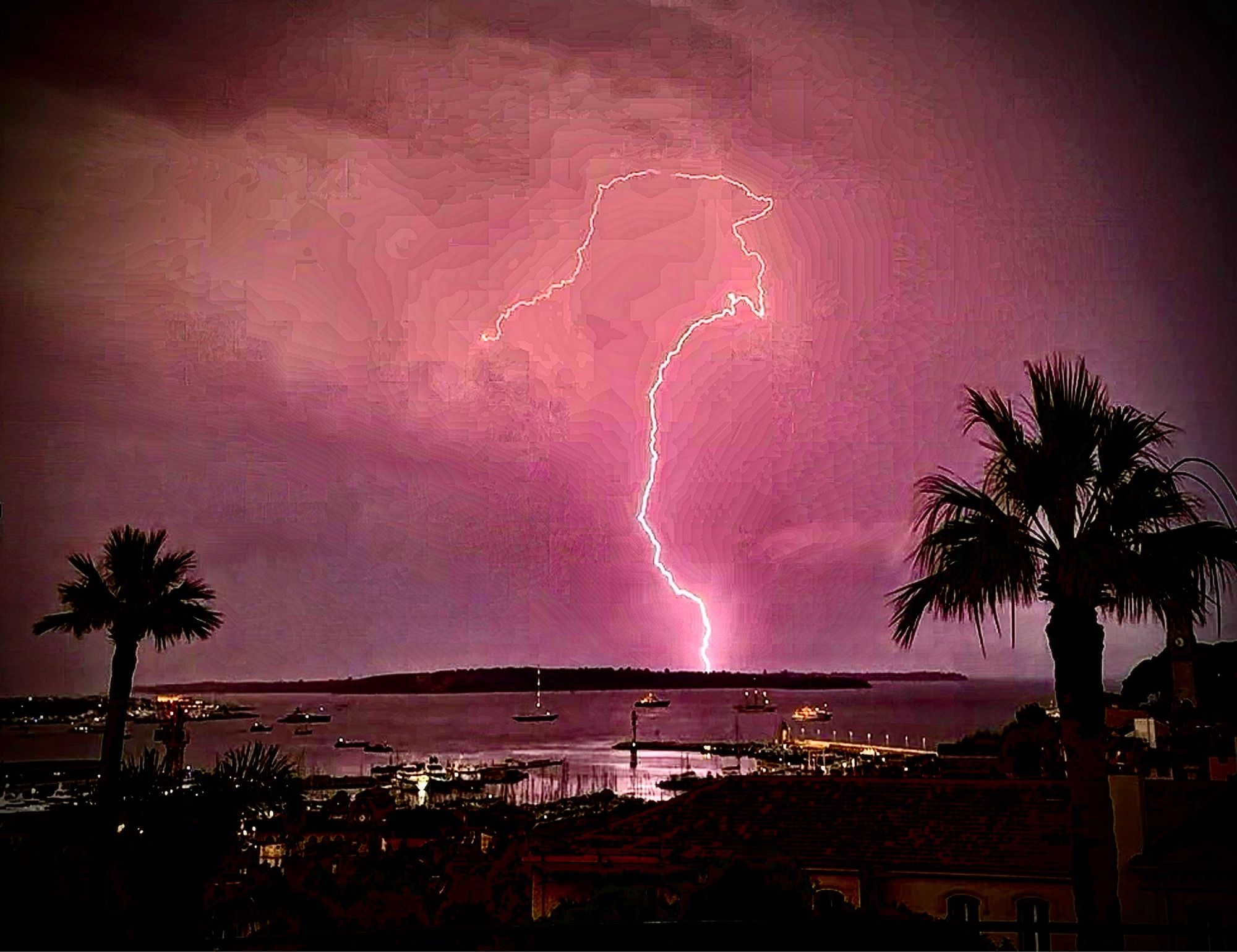 @villecannes @cannesfrance @cannestourism 
Jeudi 15 août 2024, 6h53 du matin.
Thursday August 15th, 2024. 6:53 AM
Orage au-dessus des îles de Lérins.
Thunderstorm above the Lérins Islands.