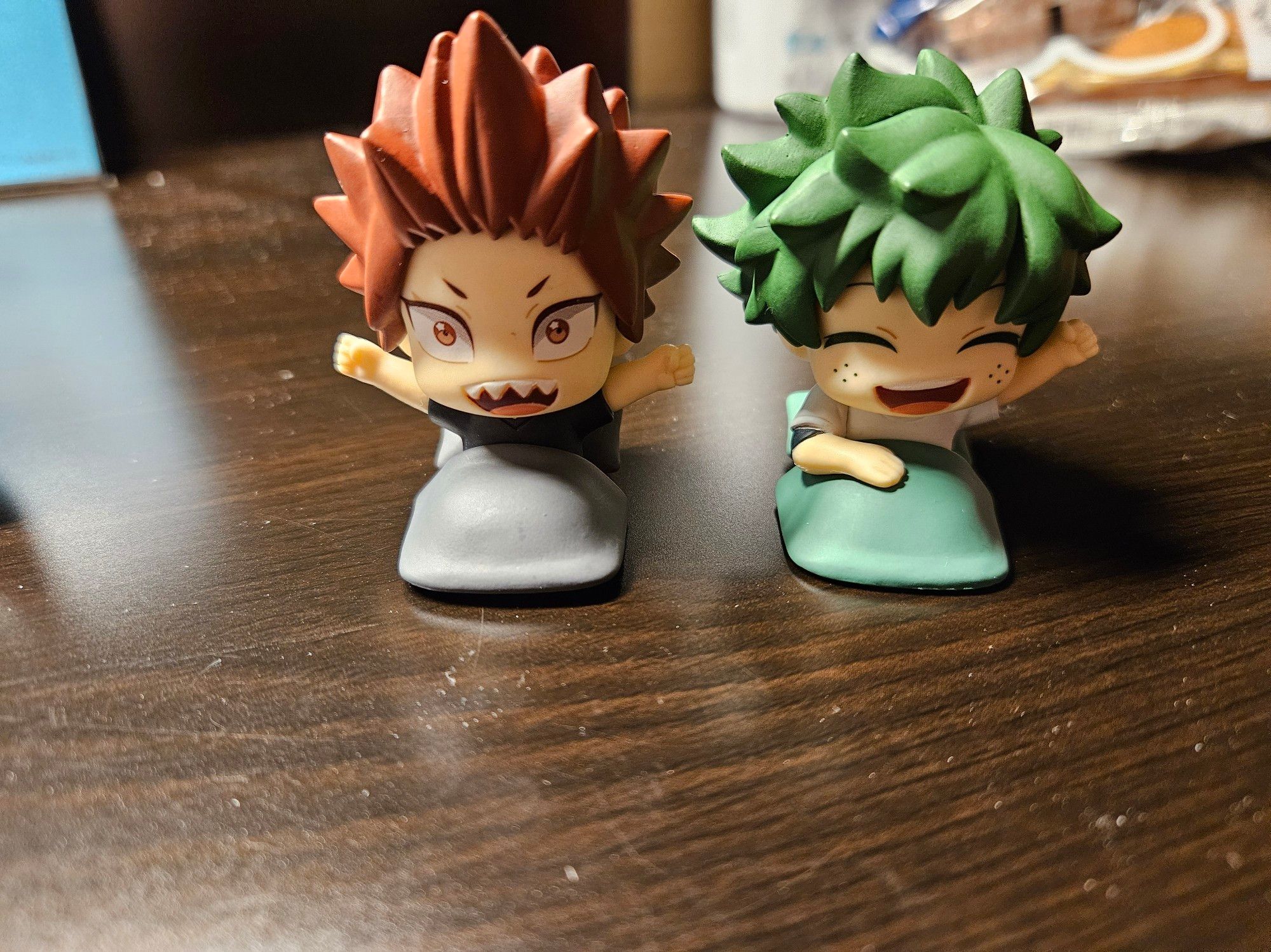 Figurine of Kirishima and Midoriya smiling and hands in the air. They're in their futon