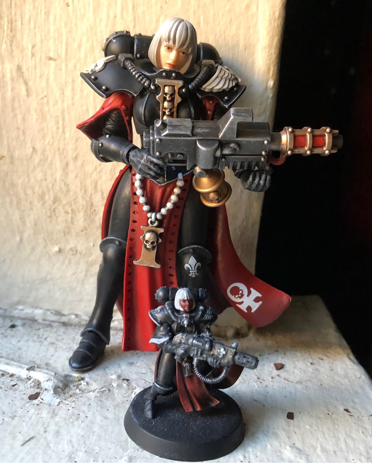 Joytoy sister of battle figure Ludwenna with a Sisters of Battle painted miniature in front