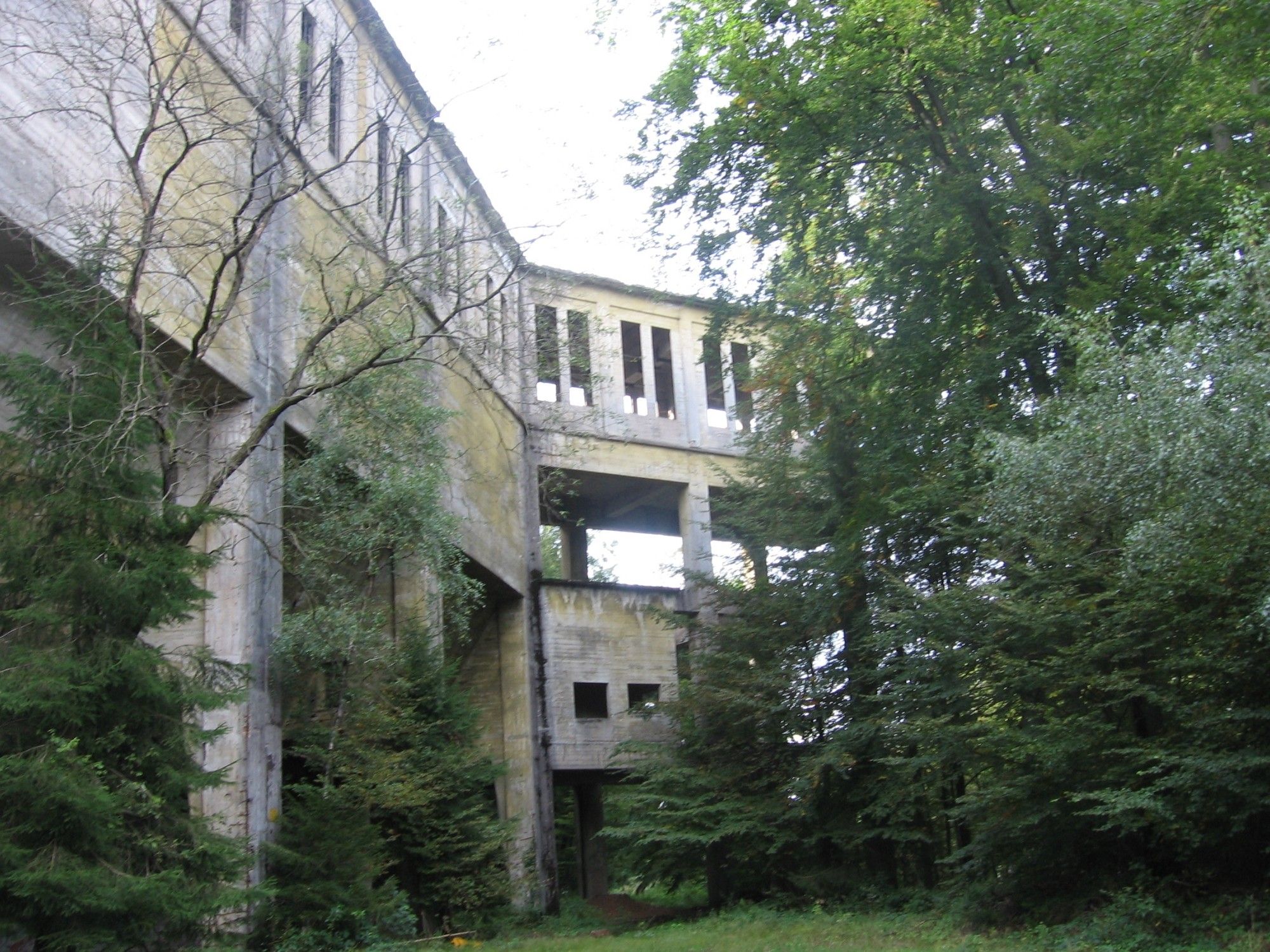 Ruine einer alten Munitionsfabrik