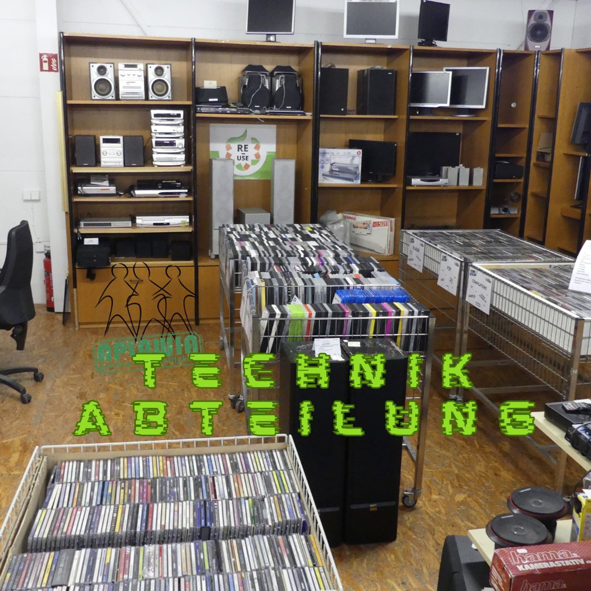 Ein Übersichtsbild unserer Technikabteilung. CD/DVDs, Hifi- und Haushaltsequipment stehen in hohen Regalen sortiert bereit. Die Technikabteilung befindet sich im ersten Stock links von der großen Bücherabteilung und hinter der großen Kleidungsabteilung und der Schuh- und Accessoirabteilung, also über den Schlafzimmern, die ein Stockwerk darunter angesiedelt sind. ;)