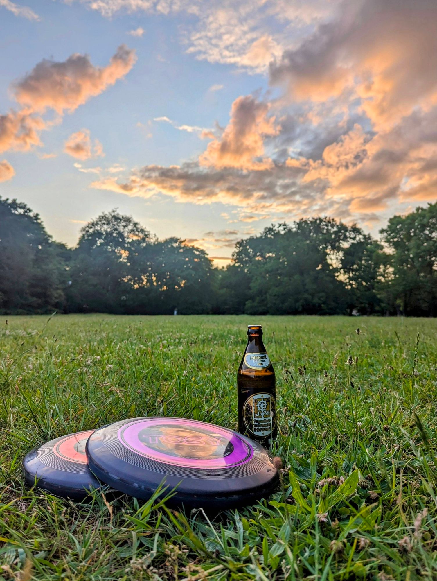 2 Frisbee und ein Bier und viel Himmel.