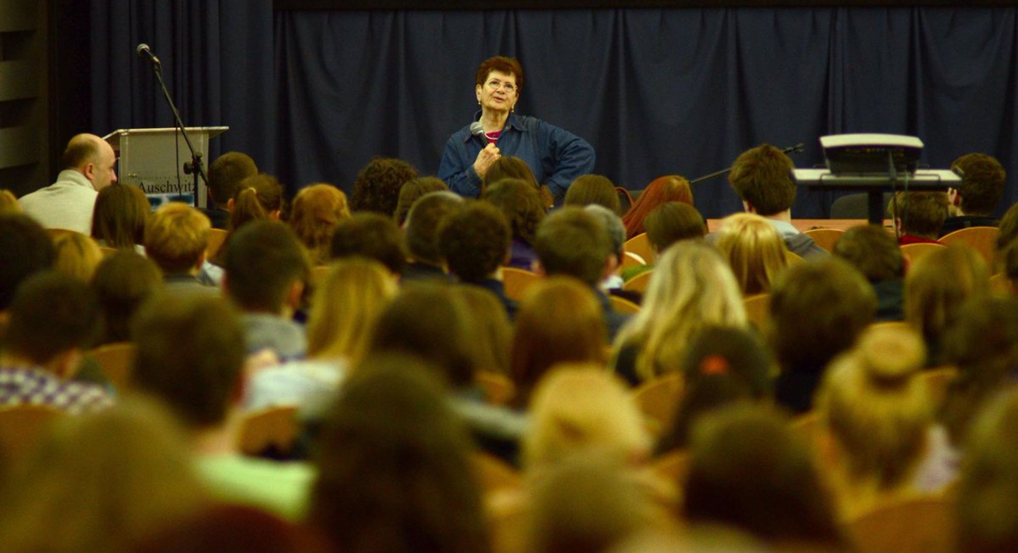 Photo of Halina Birenbaum talking to a group