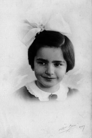 Dutch Jewish girl Else Hahn - a young girl with dark hair and large white ribbon on the top of her head.