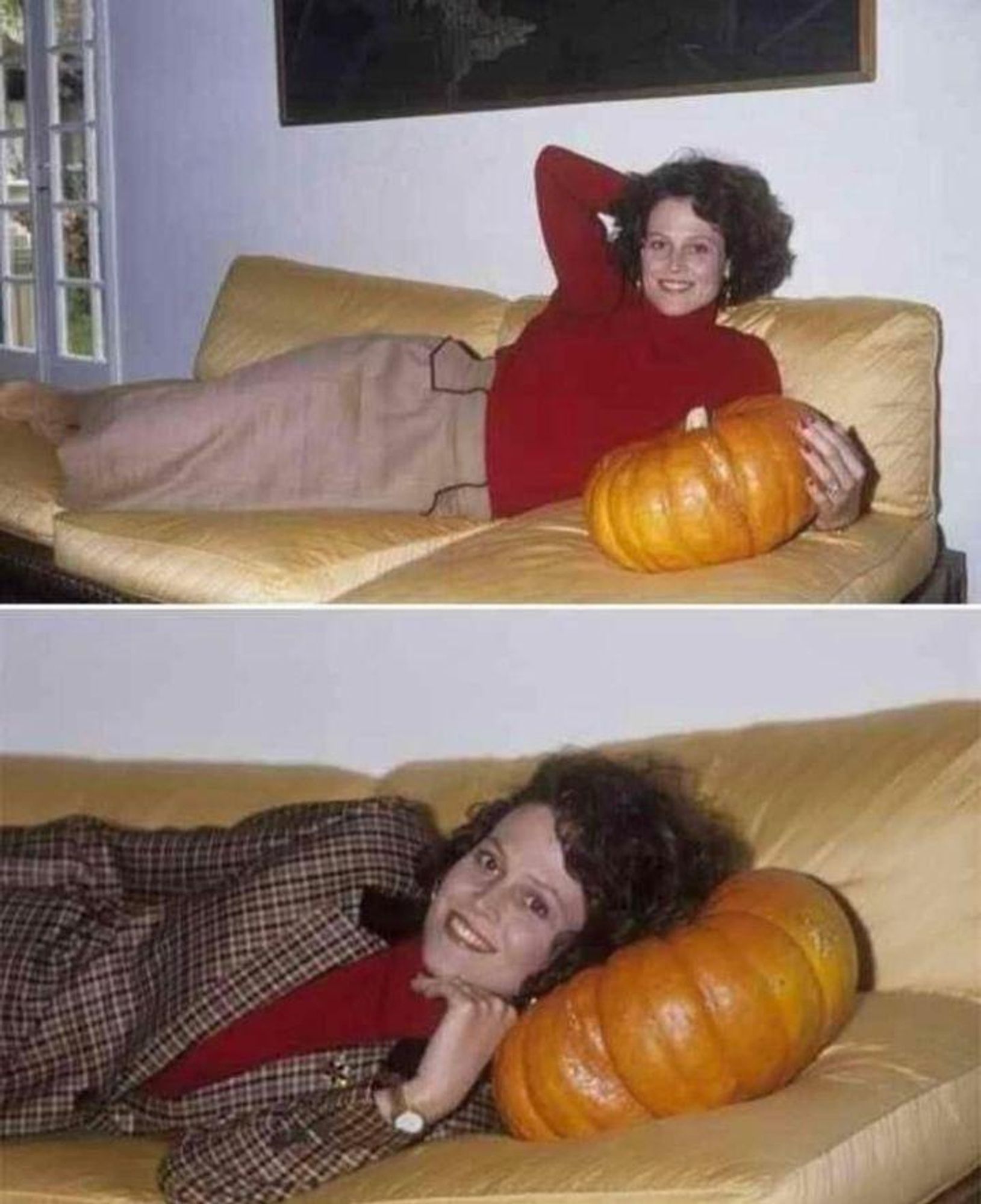 Zweigeteiltes Bild, auf beiden Sigourney Weaver auf einer hellgelben Couch. 
1. Bild: Roter langarm Rollkragen Pulli und hellbrauner Rock, seitlich auf Couch halb liegend, rechte Hand hinter Kopf, linker Arm aufgestützt mit Kürbis im Arm 
2. Bild: gleicher Pulli, karierter hellbrauner Blazer, liegt nun richtig auf Couch, Kopf auf Kürbis als sei er ein Kissen.