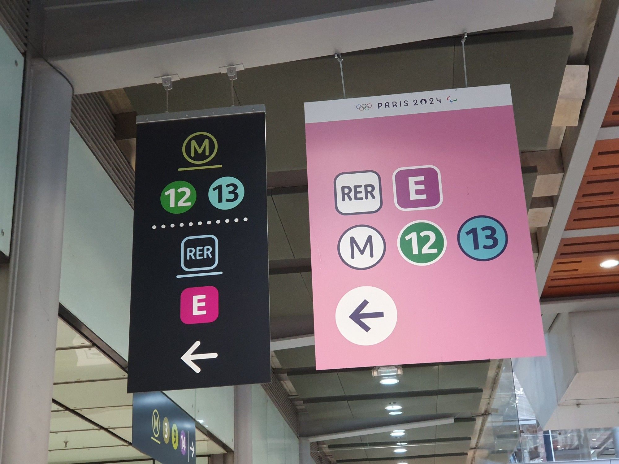 2 signs for the same Paris public transport lines side by side but one of them is pink