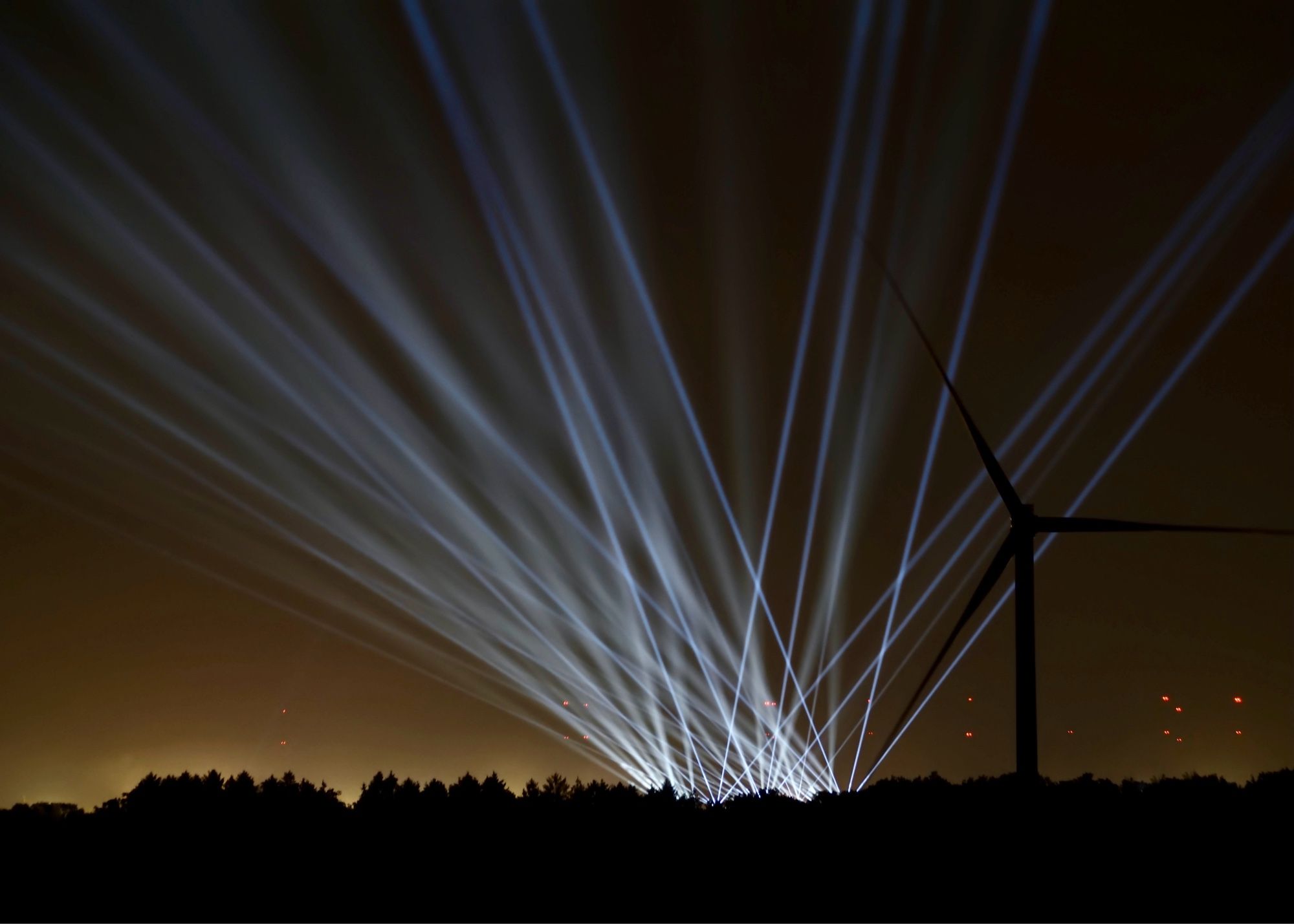 Lichtkegel des Wacken Open Air am Nachthimmel