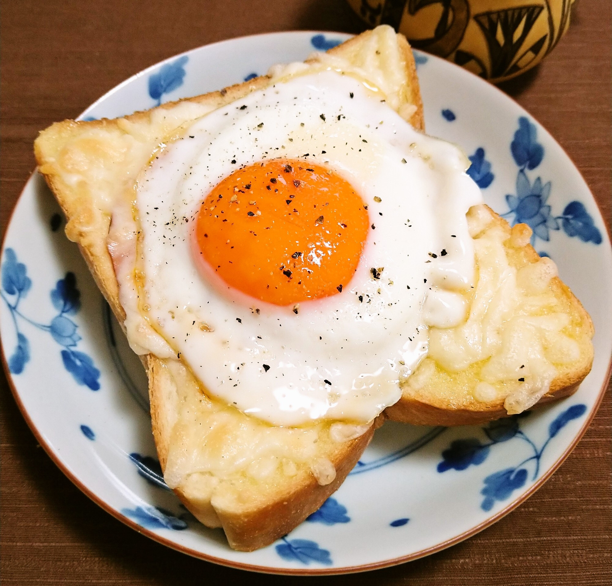 朝食　目玉焼きトースト
breakfast, fried egg toast!