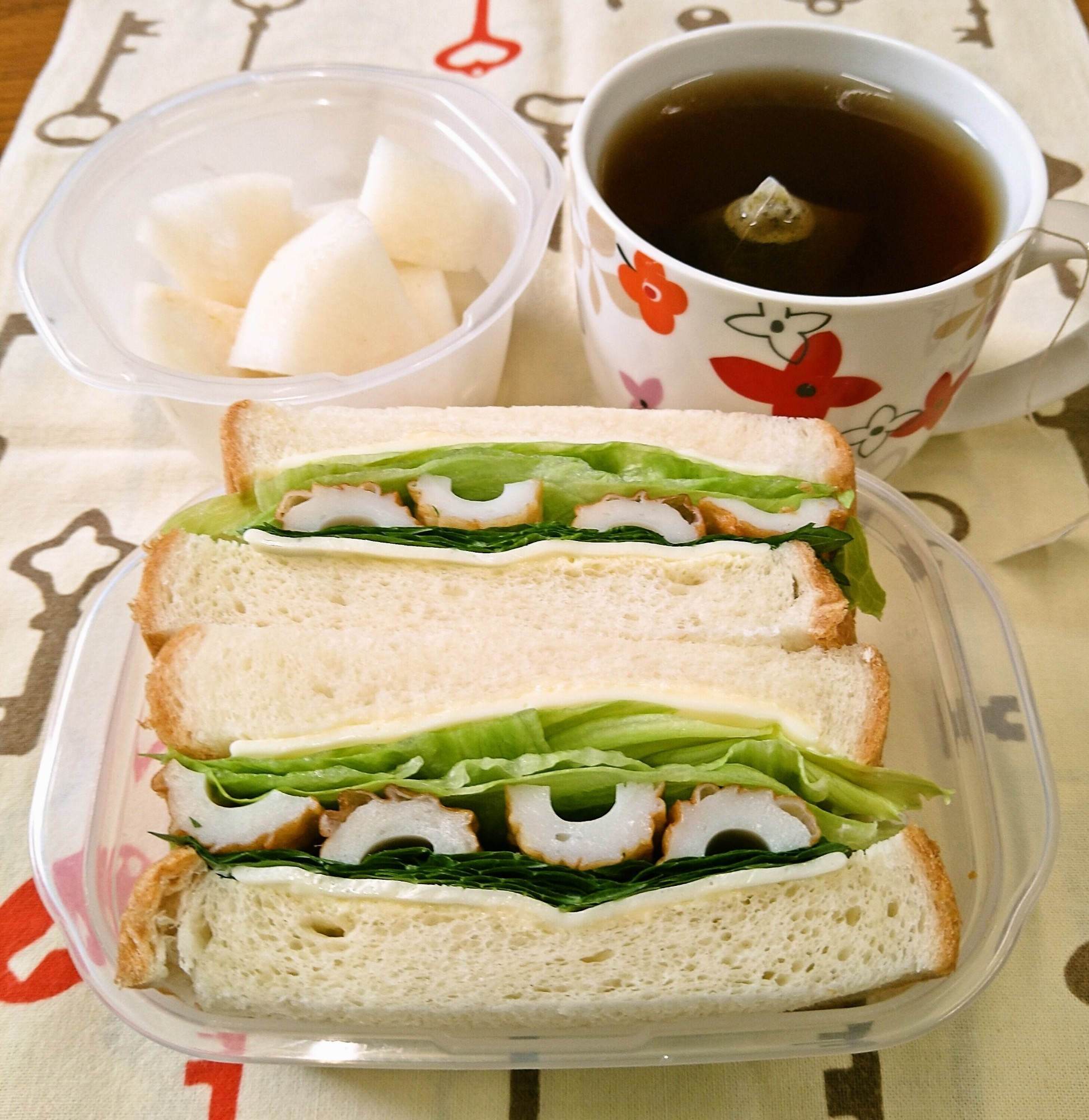 昼食　ちくわサンドイッチ
lunch box, Chikuwa sandwich!