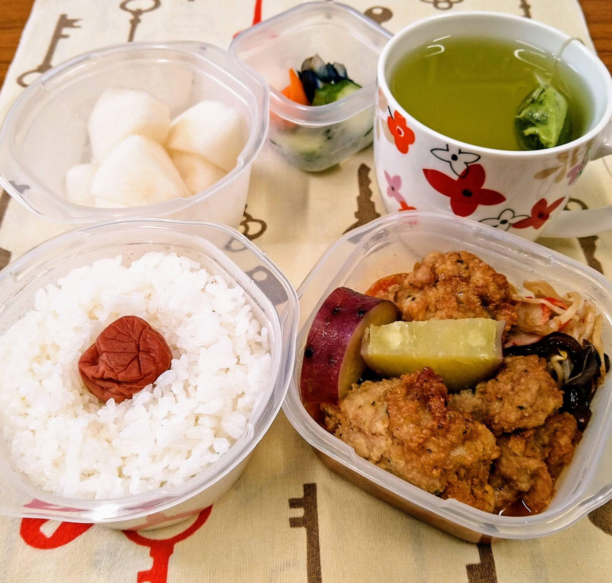 昼食　鶏唐揚げ弁当
lunch box, Kara-age chicken!