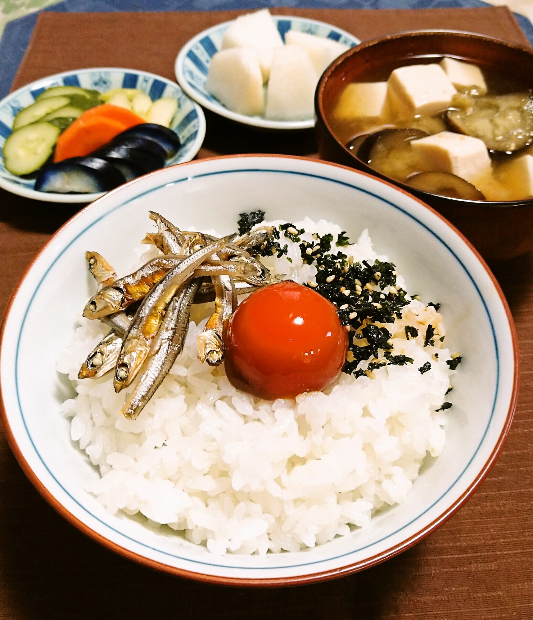 朝食　卵黄の醤油漬けごはん
breakfast, Egg yolk pickled in soy sauce!