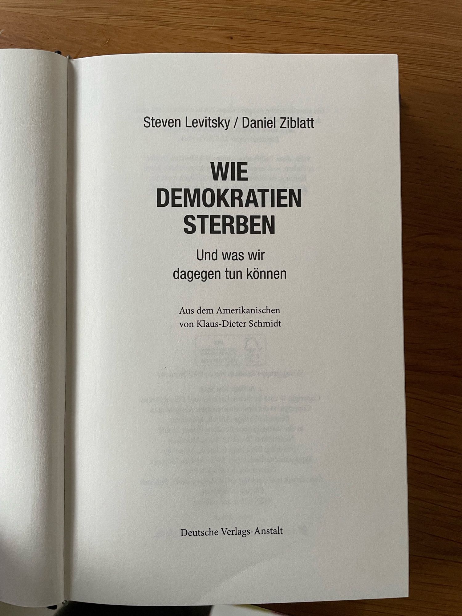 Bild eines Buches mit dem Titel: „Wie Demokratien sterben“.