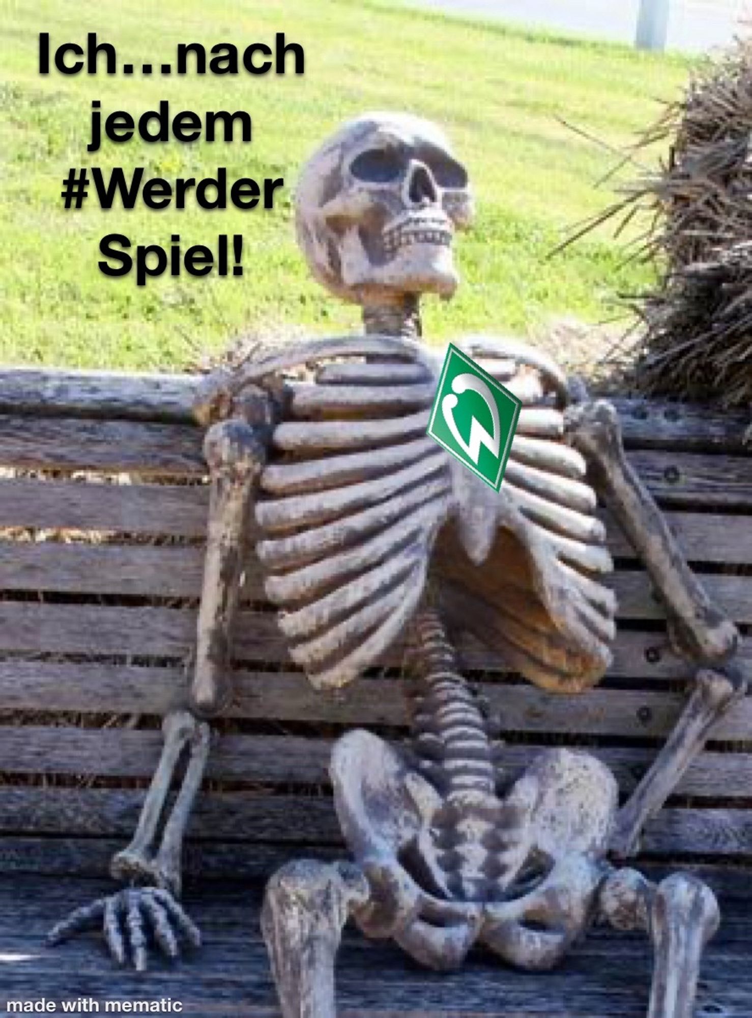 Skelett auf einer Parkbank. Eine Werderraute auf der Brust.
Text:
„Ich…nach jedem Werder Spiel!“