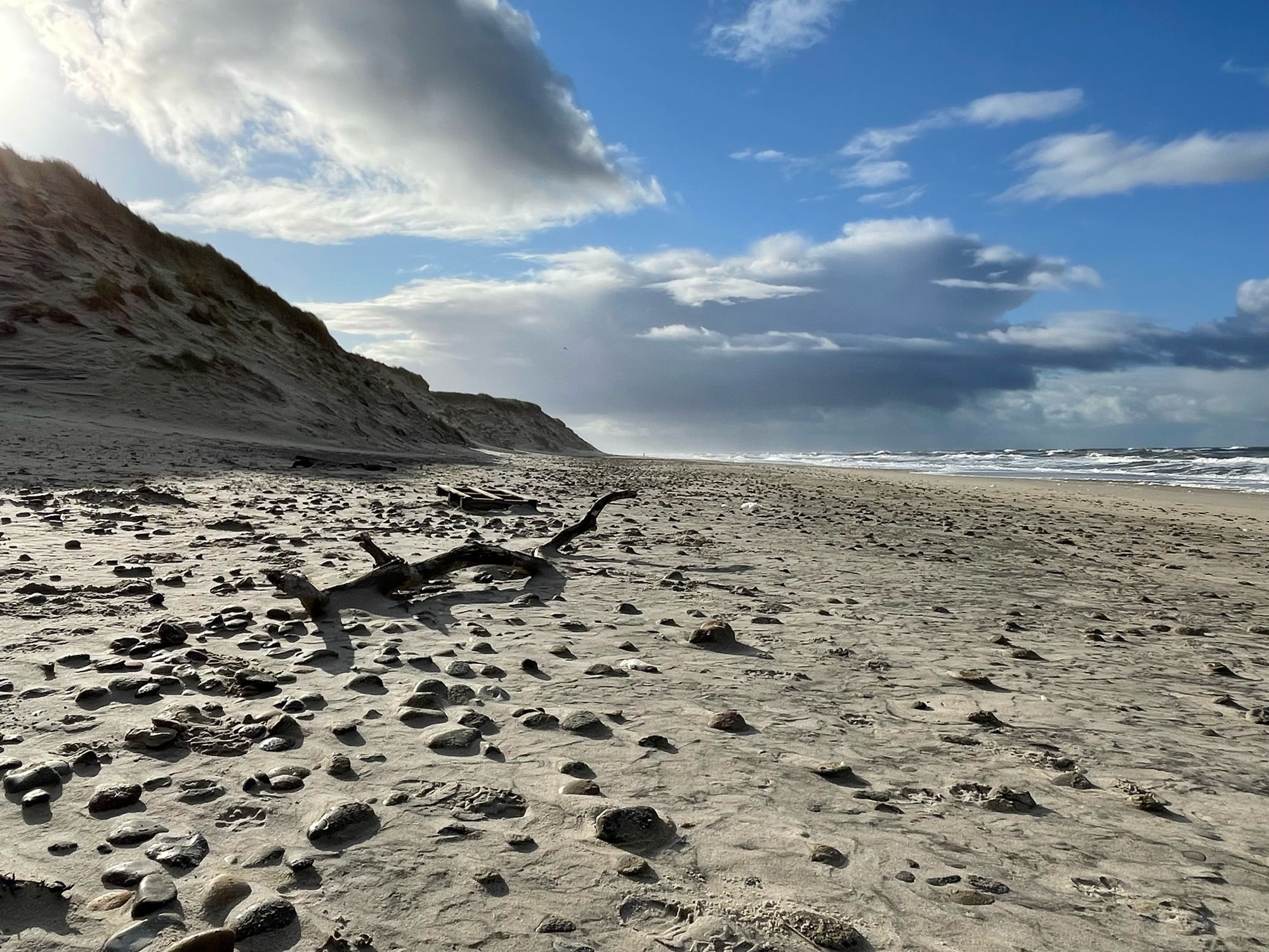 Blick auf den Strand. Links die Dühnen.
Rechts das Meer. Breiter Sandstrand.