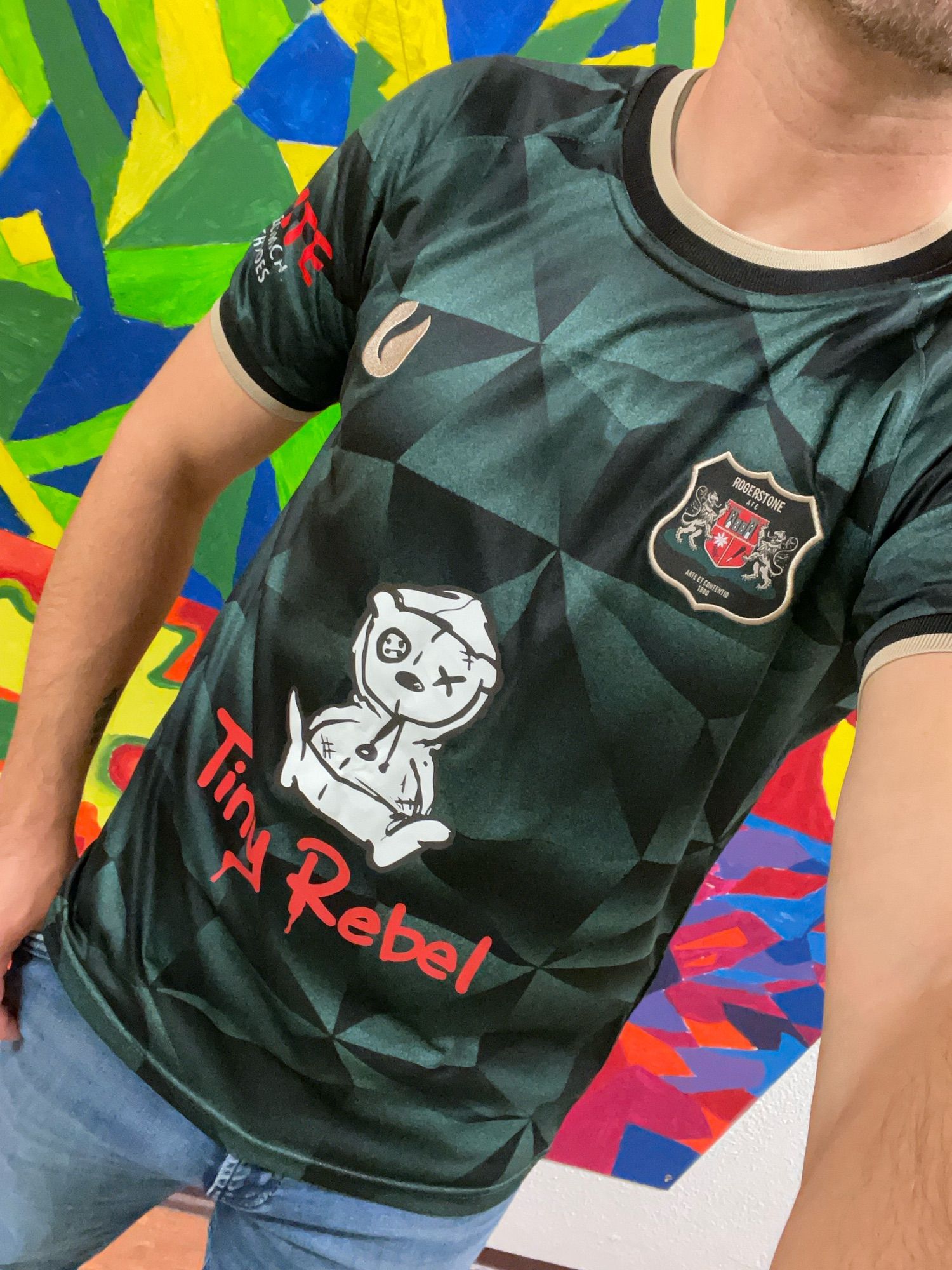 Bild von mir in einem grün/dunkelgrünen Trikot. Markant ist der Sponsor: Tiny Rebel, mit einem etwas ramponierten Teddy.