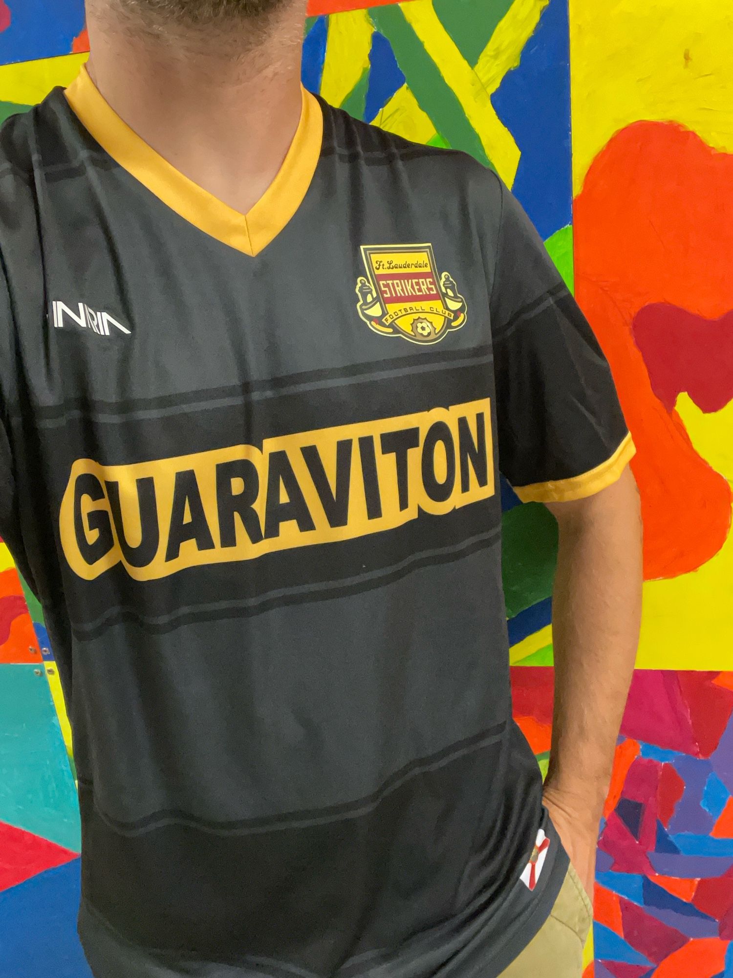 Trikot von mir in einem schwarzen Trikot mit gelben Bündchen von den Fort Lauderdale Strikers.