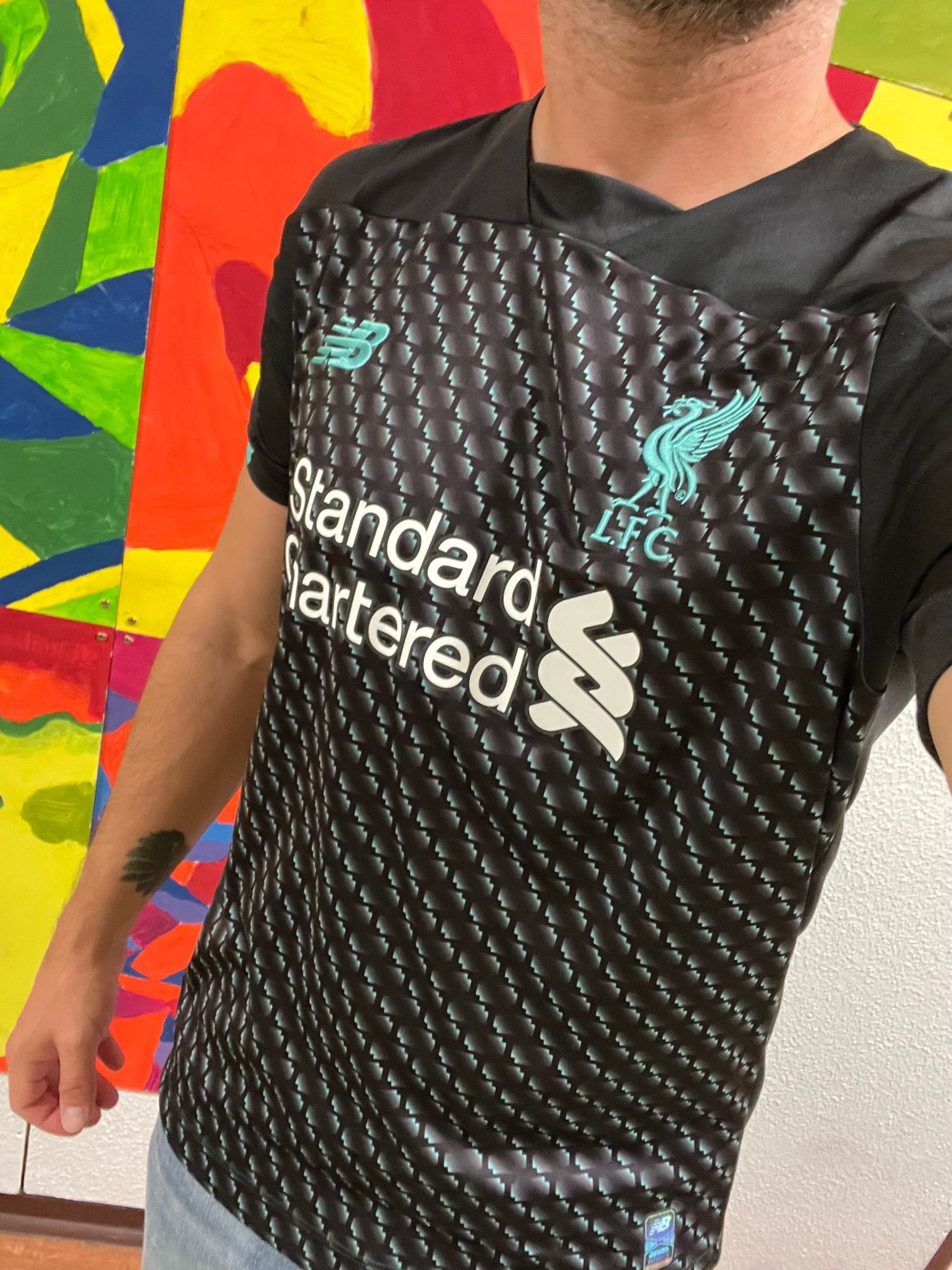 Bild von mir in einem schwarzen Liverpool Trikot mit türkiser Musterung.