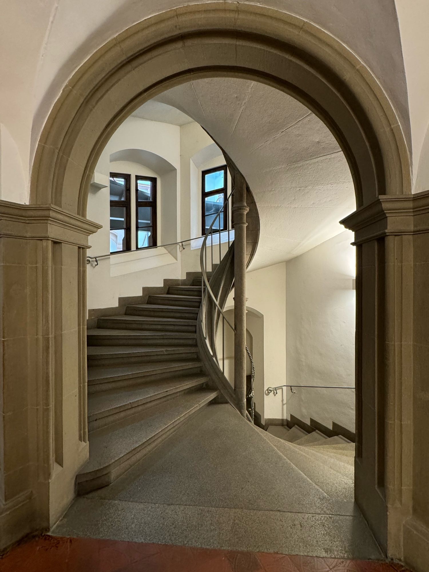 Treppenhaus im alten Rathaus - im Vordergrund ein Bogeneingang - links die Treppe nach oben - rechts nach unten - Treppe ist aus Stein - links im Bild noch zwei kleine Fenster