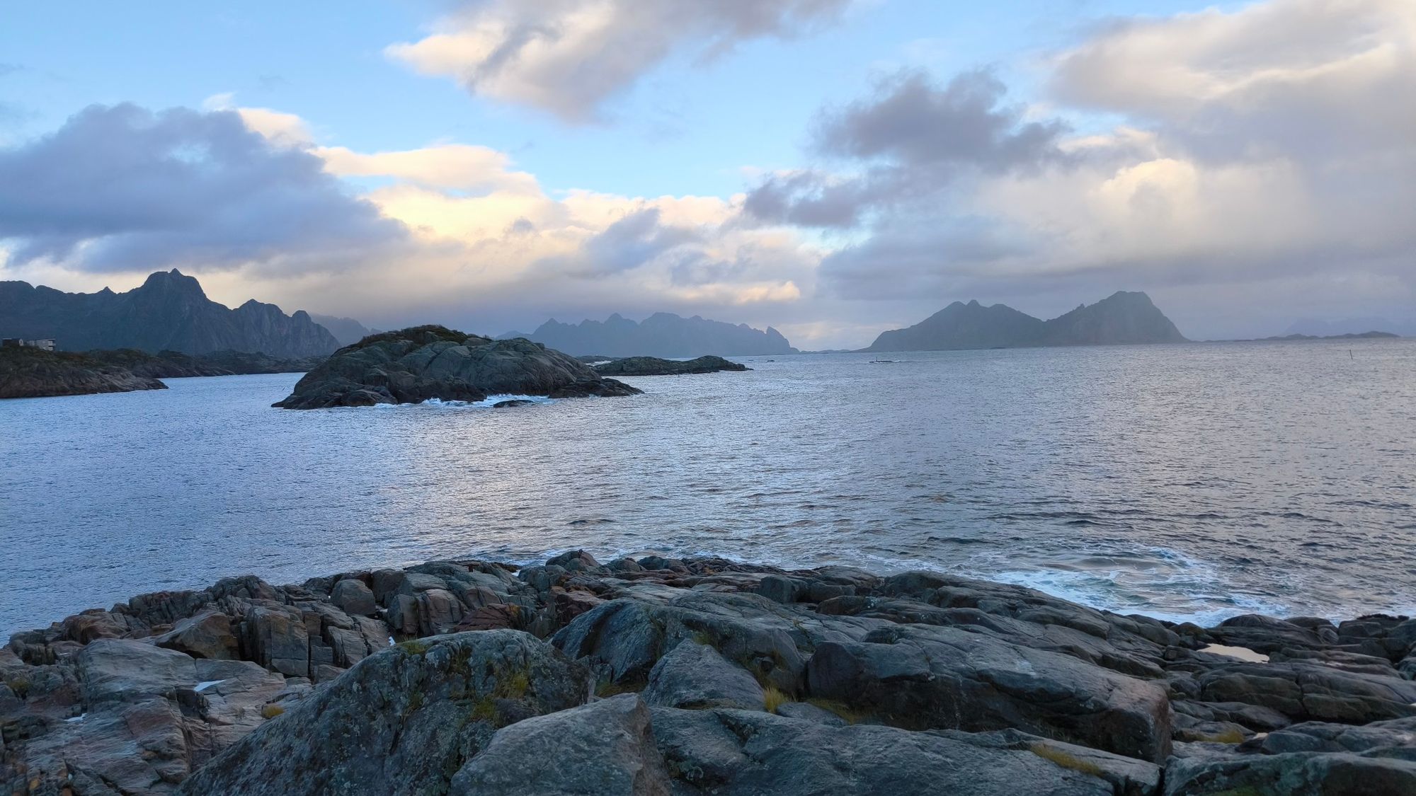 Blick aufs Meer und entfernt SE Steine und Berge in Kabelvåg