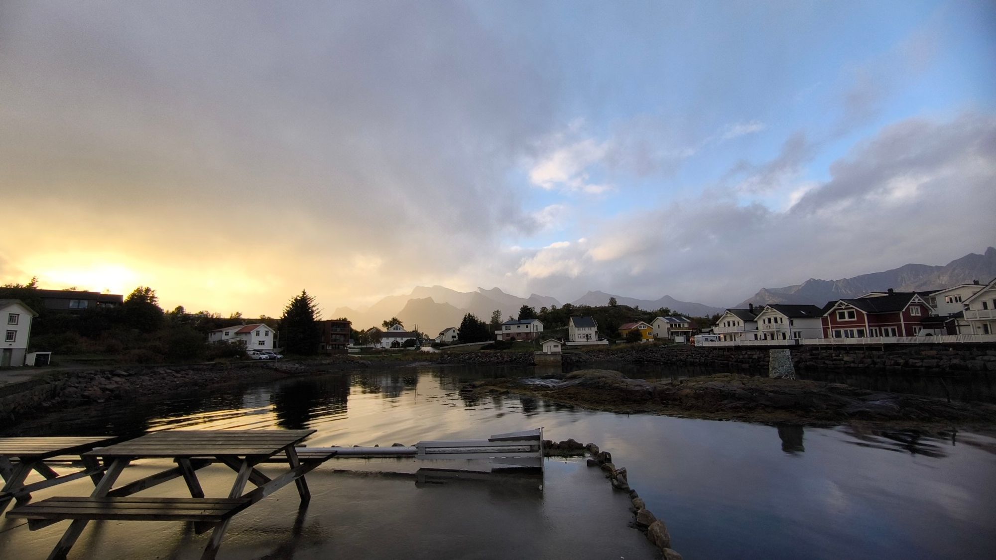 Blick aUfer Kabelvåg mit untergehender Sonne