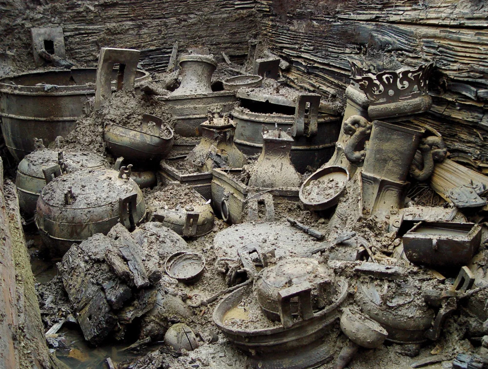 The compartment full of ritual bronze vessels in Chu tomb no. 1 at Jiuliandun, Zaoyang, under excavation in 2002.