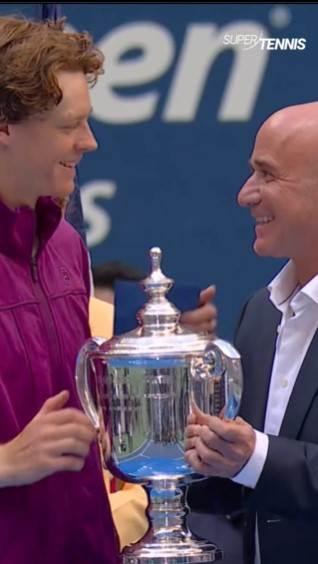 Andre Agassi gives the US OPEN cup to Jannik Sinner