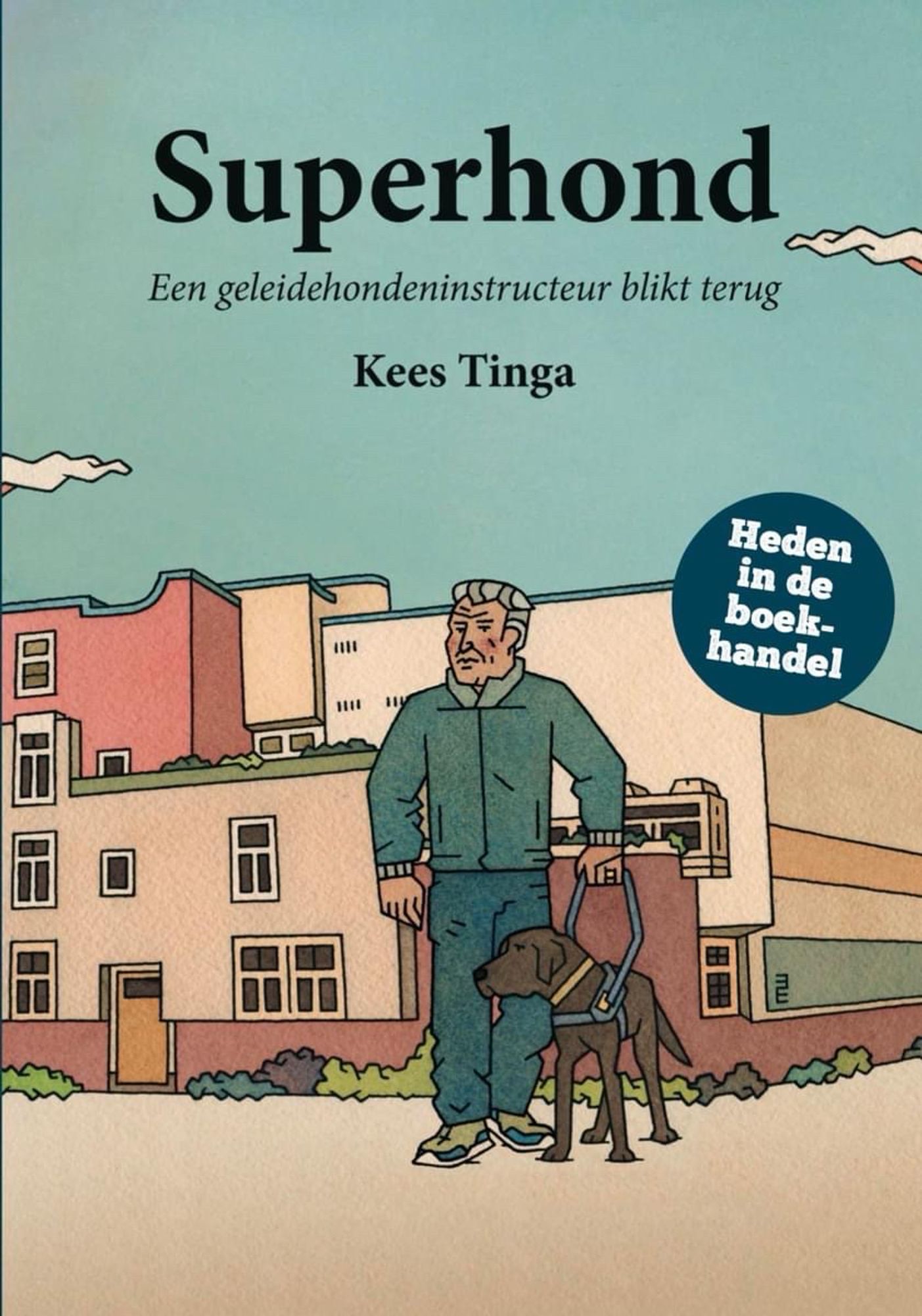 Dit is een boekomslag. Bovenaan staat de titel "Superhond" in grote zwarte letters. Daaronder staat de ondertitel "Een geleidehondeninstructeur blikt terug". De naam van de auteur, "Kees Tinga", staat daaronder. Op de achtergrond is een illustratie van een man met een geleidehond te zien. De man draagt een jas en staat voor een gebouw. Rechts op de omslag is een blauwe cirkel met de tekst "Heden in de boekhandel".