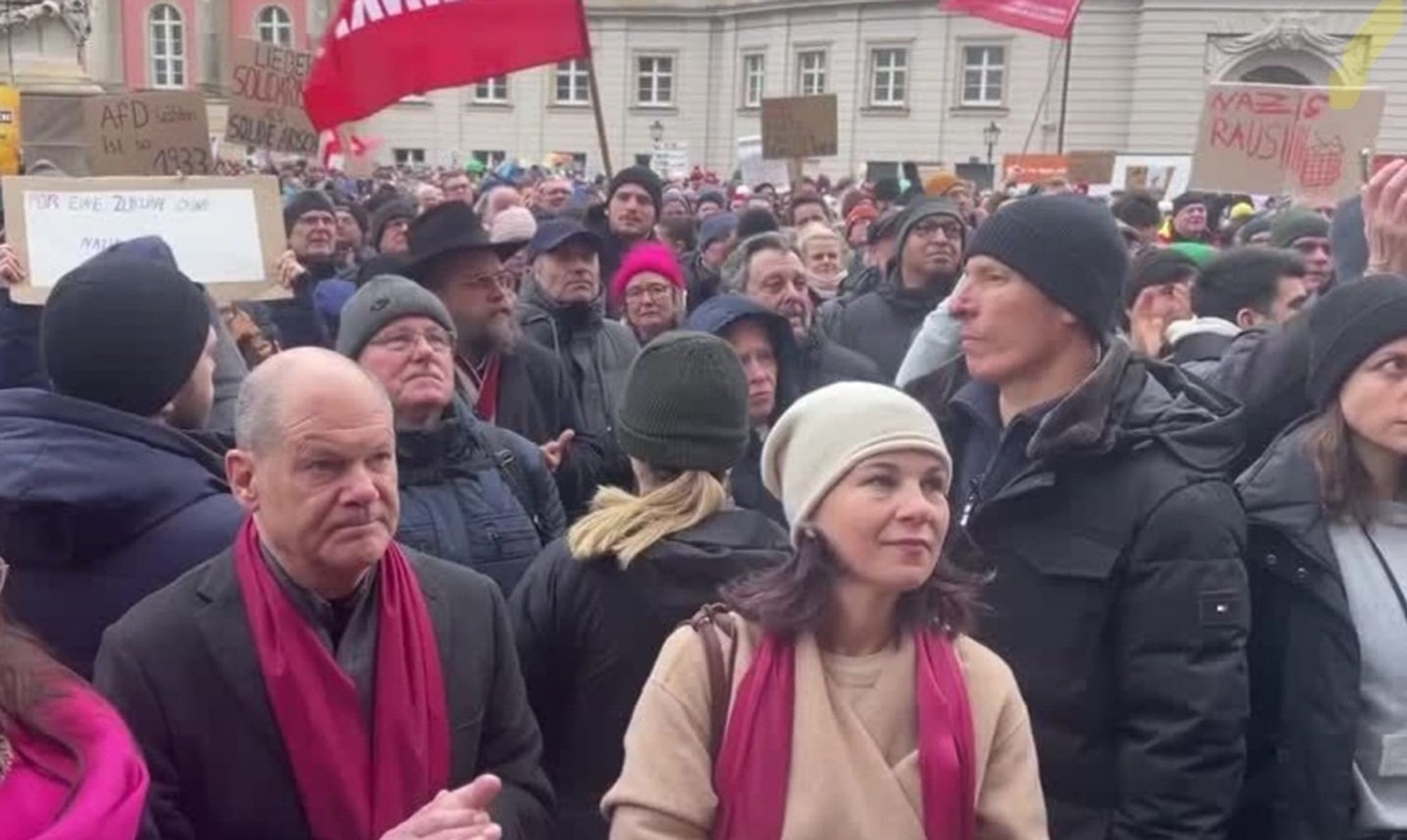 Scholz und Baerbock auf der Großdemo gegen Rechts - schön abgeschirmt von den Demonstrierenden