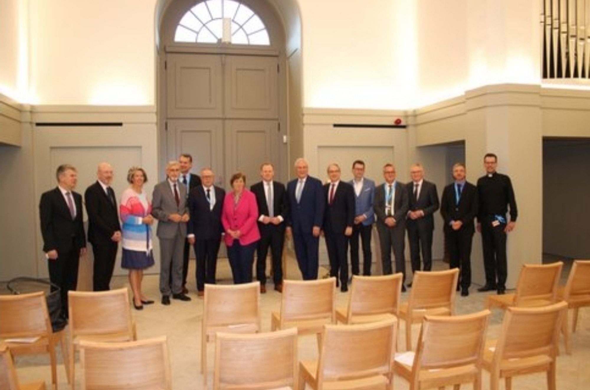 Die deutschen Innenminister:innen zum Gruppenfoto in der Kapelle der Garnisonkirche aufgereiht